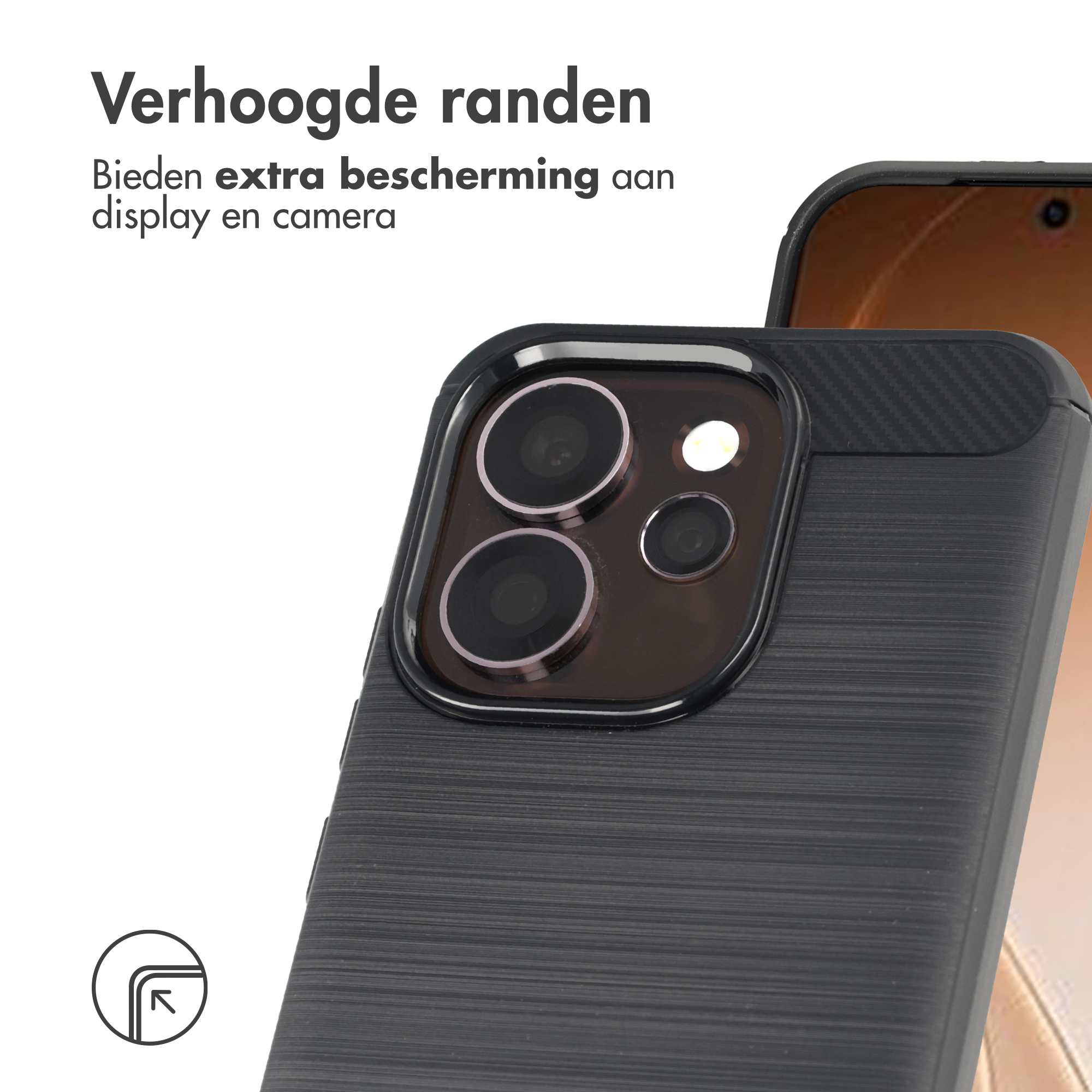 Coque de téléphone noire avec trois objectifs et bords surélevés.