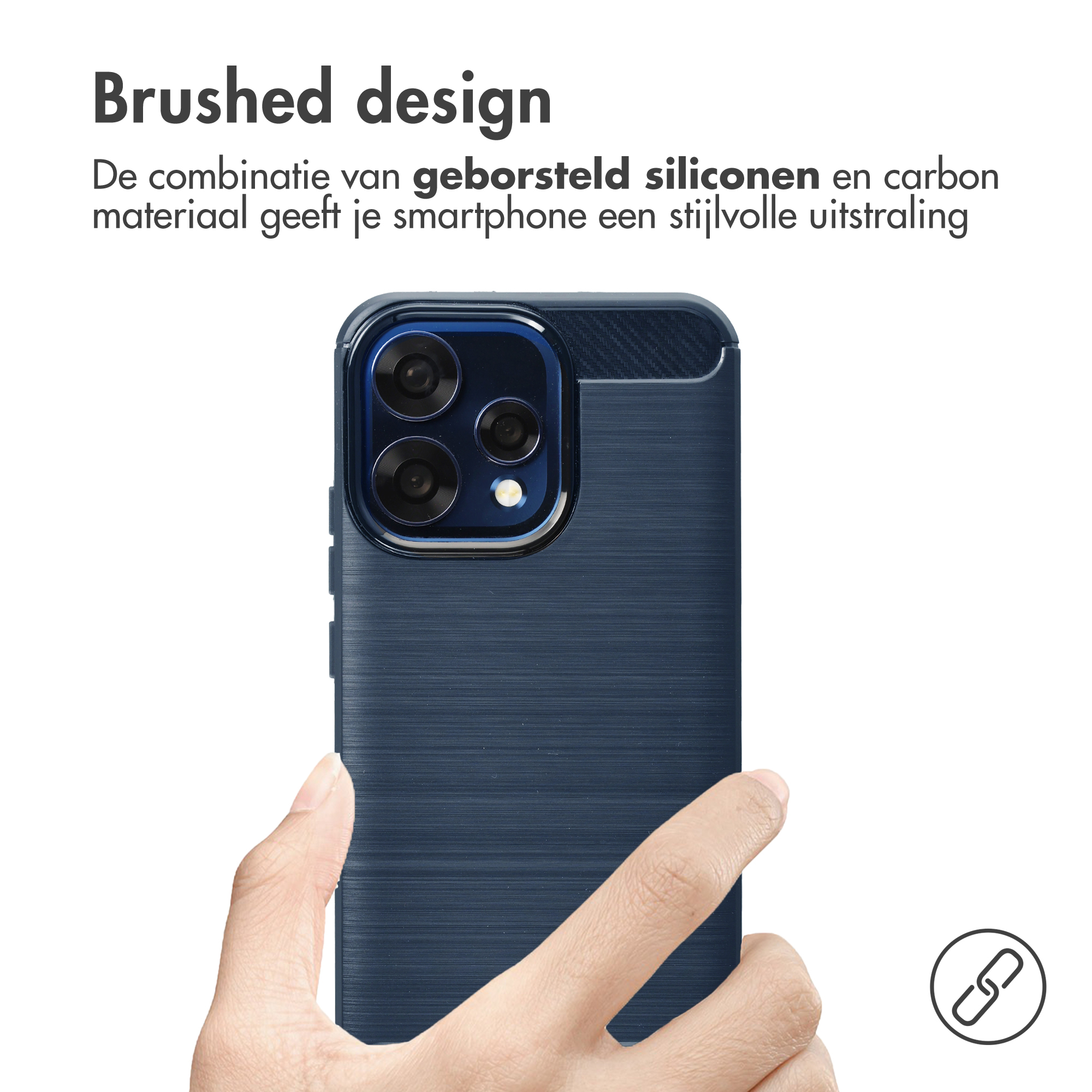 Une main tient un téléphone bleu foncé au design brossé.