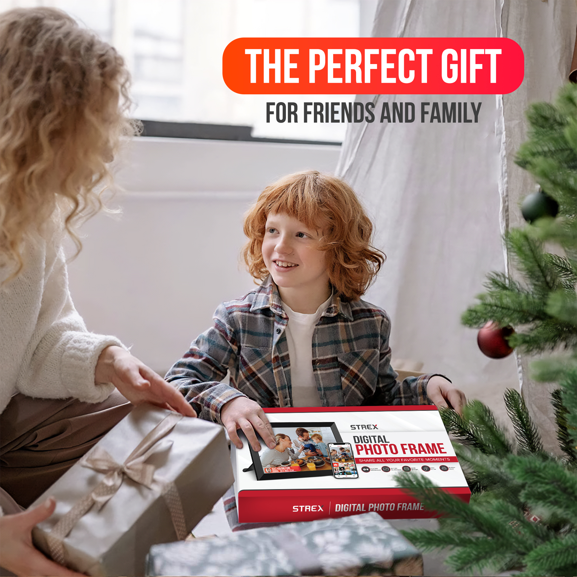 Mère et fils déballant un cadeau. Cadre photo numérique Strex affiché.
