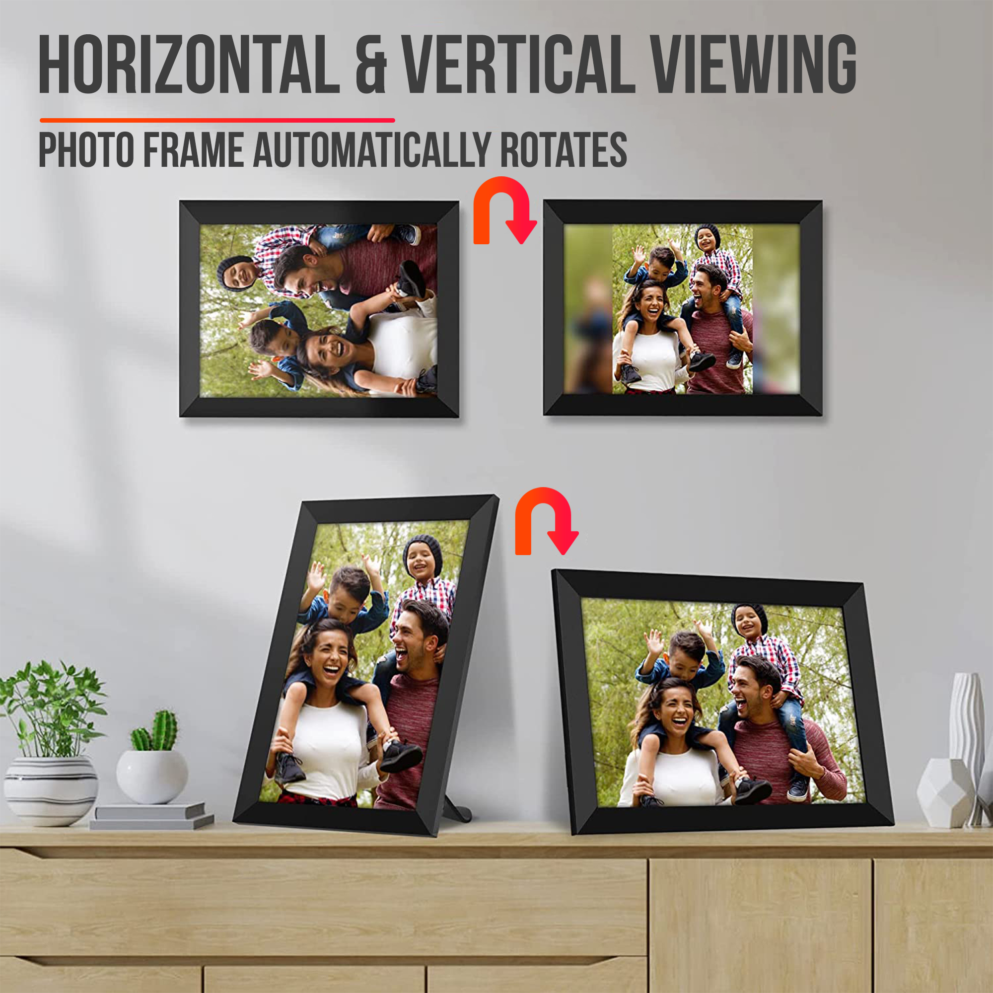 Une photo de famille de parents portant deux enfants sur leurs épaules, souriant.