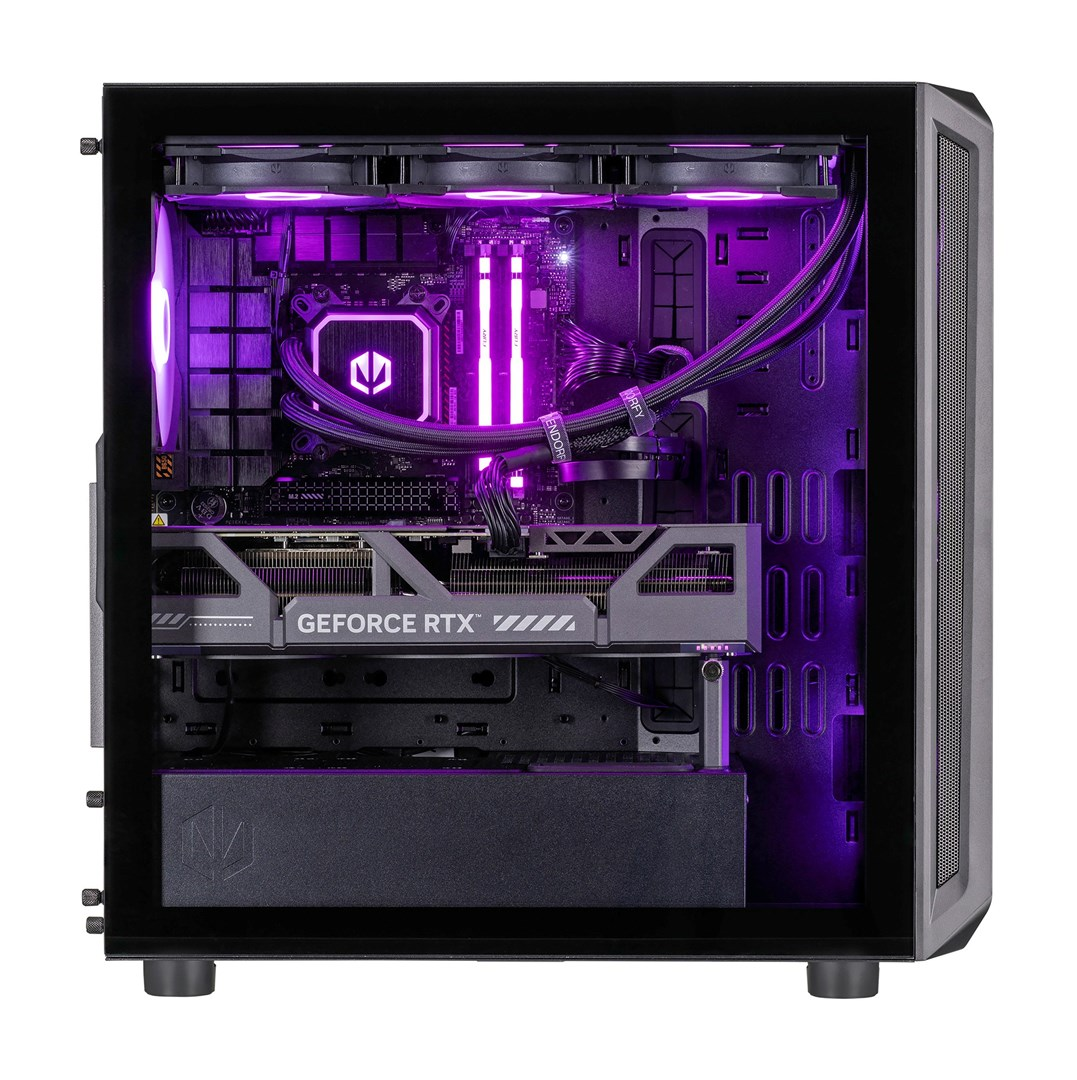 Komputer gamingowy z fioletowym oświetleniem RGB, kartą graficzną GeForce RTX i chłodzeniem wodnym.