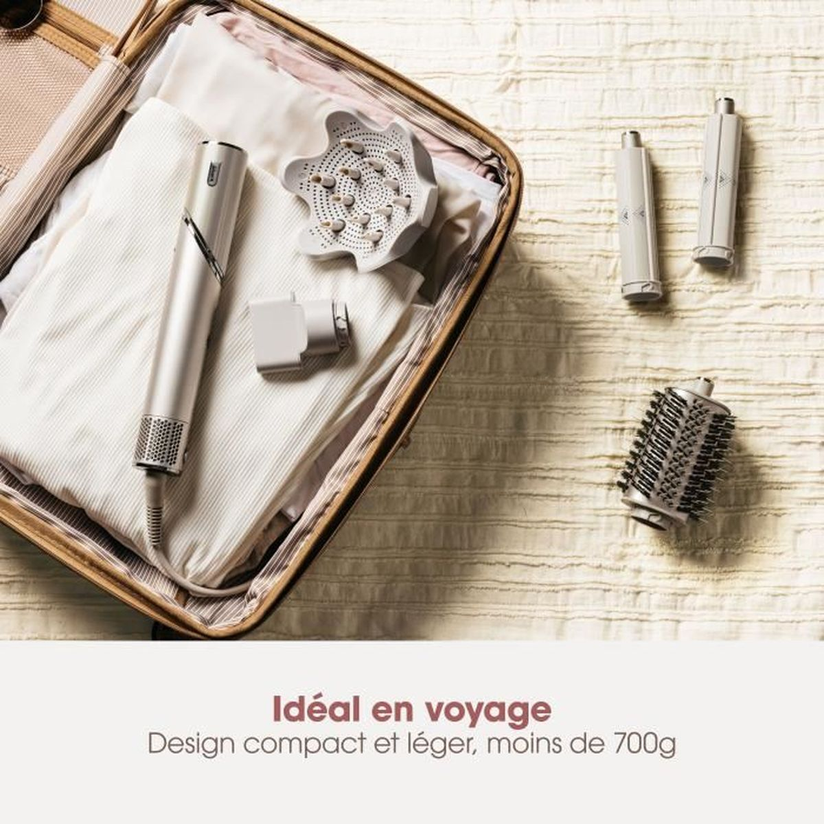 Srebrna suszarka do włosów i akcesoria spakowane do walizki.