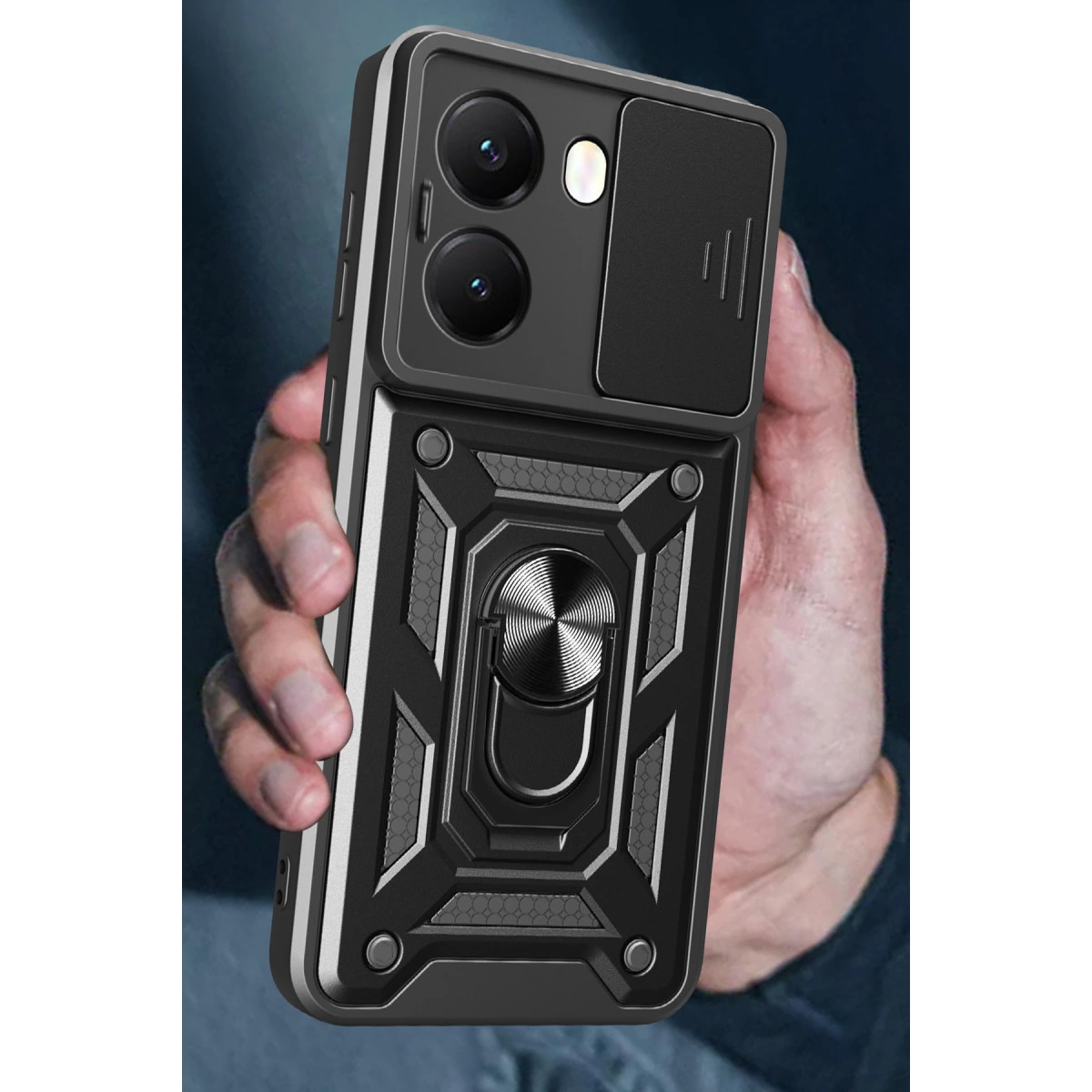 Standlı ve kamera kapaklı siyah telefon kılıfı elde tutuluyor.