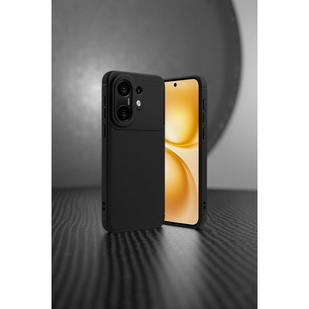 Kamera lensli ve altın ekranlı siyah telefon, koyu yüzeyde.