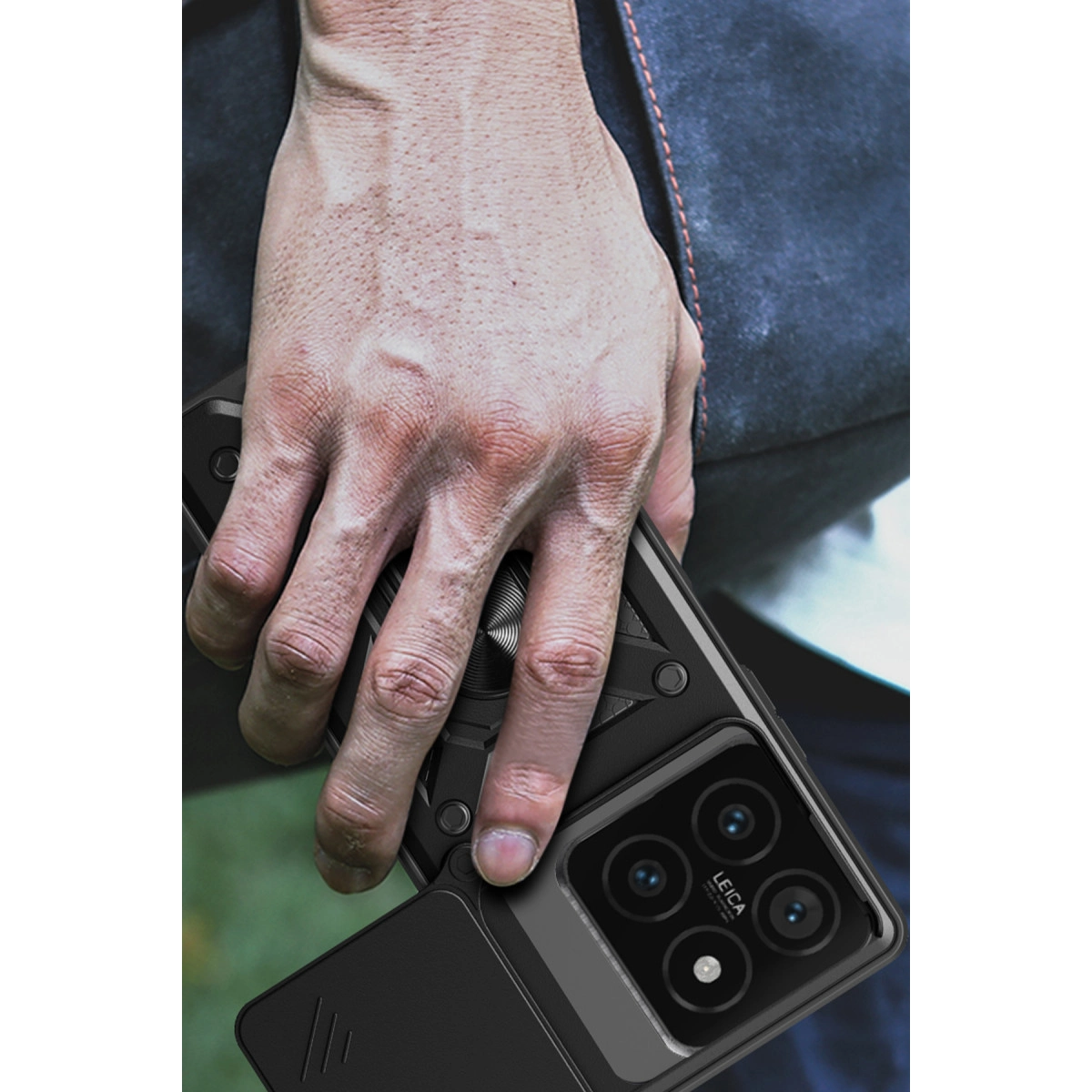 Bir el, Leica kamera sistemli siyah bir akıllı telefon tutuyor.