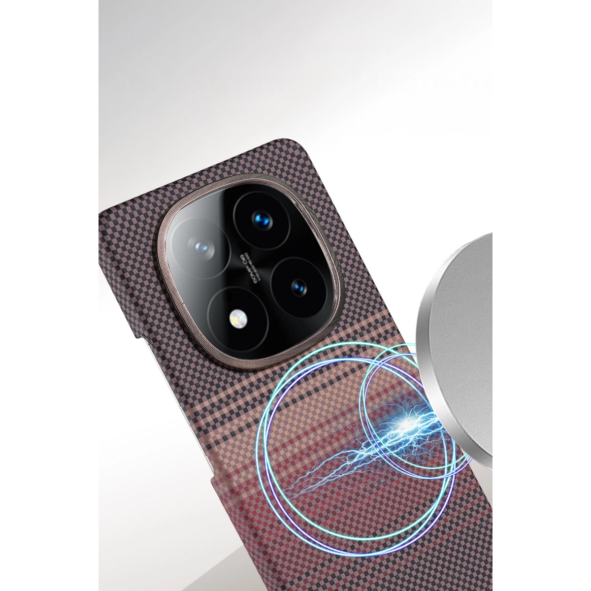 Kareli kılıflı telefon arkası, kamera ve manyetik halka.
