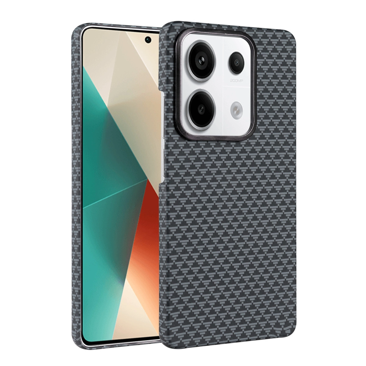 Karbon desenli kılıflı siyah telefon ve üçlü kamera modülü.