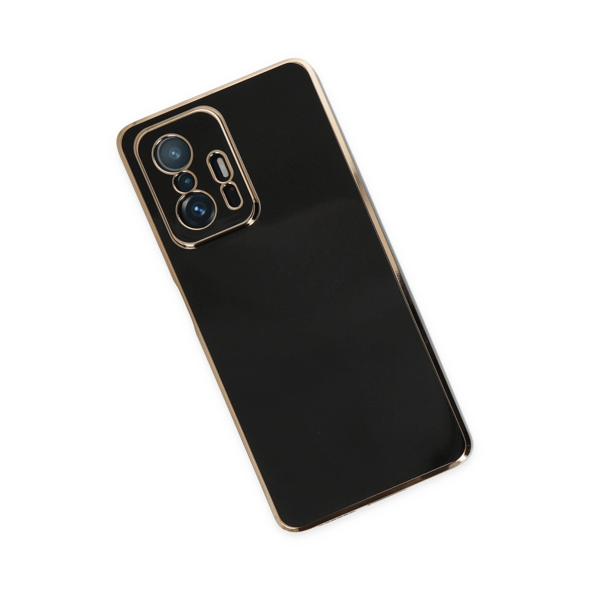 Beyaz arka plan üzerinde altın kenarlı ve üçlü kamerası olan siyah akıllı telefon.