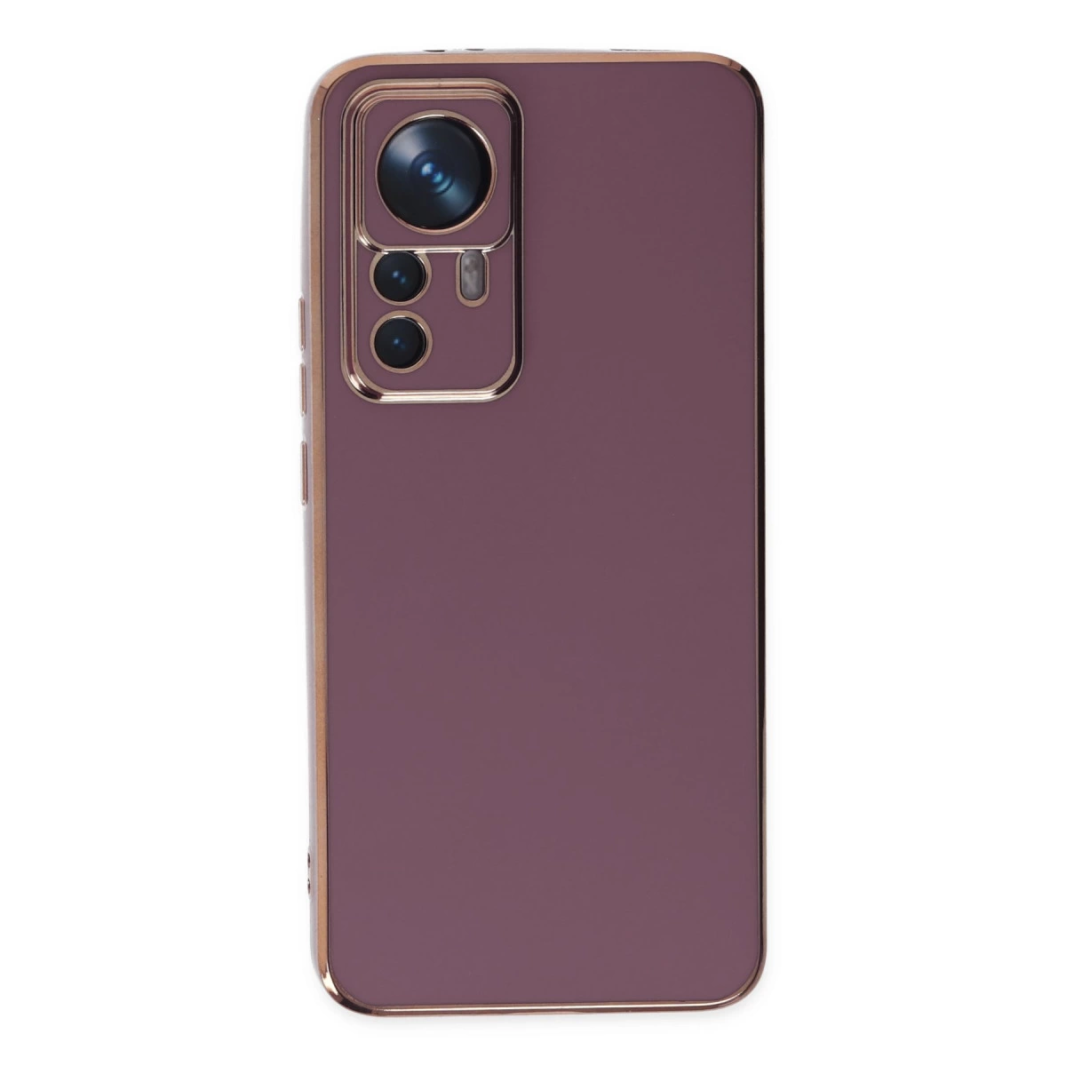 Altın çerçeveli ve arkada üçlü kamera bulunan mor telefon kılıfı.