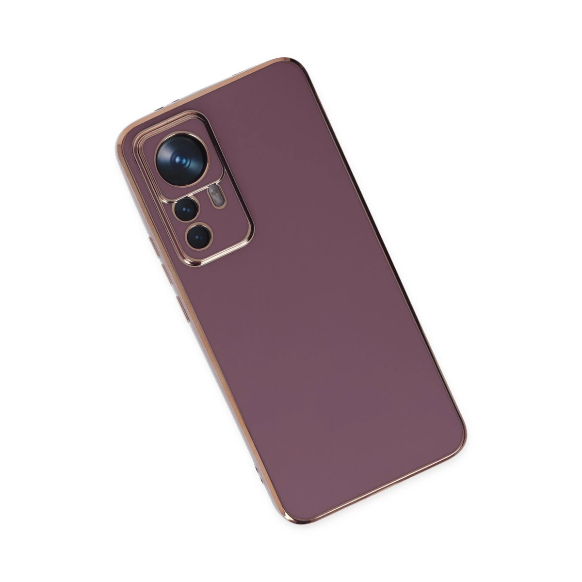 Altın kenarlı mor telefon kılıfı, beyaz arka planda üçlü kamera.
