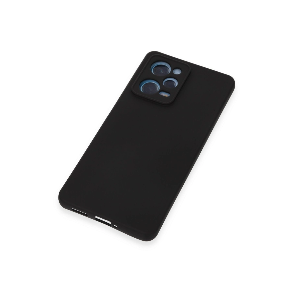 Kamera oyuntulu siyah telefon kılıfı, beyaz arka plan üzerinde.