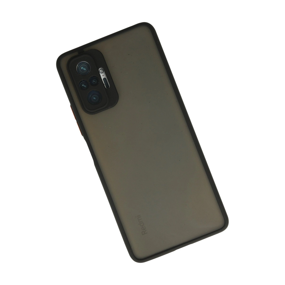 Kamera modülü ve kırmızı vurgusu olan koyu renkli akıllı telefon kılıfının arkası.