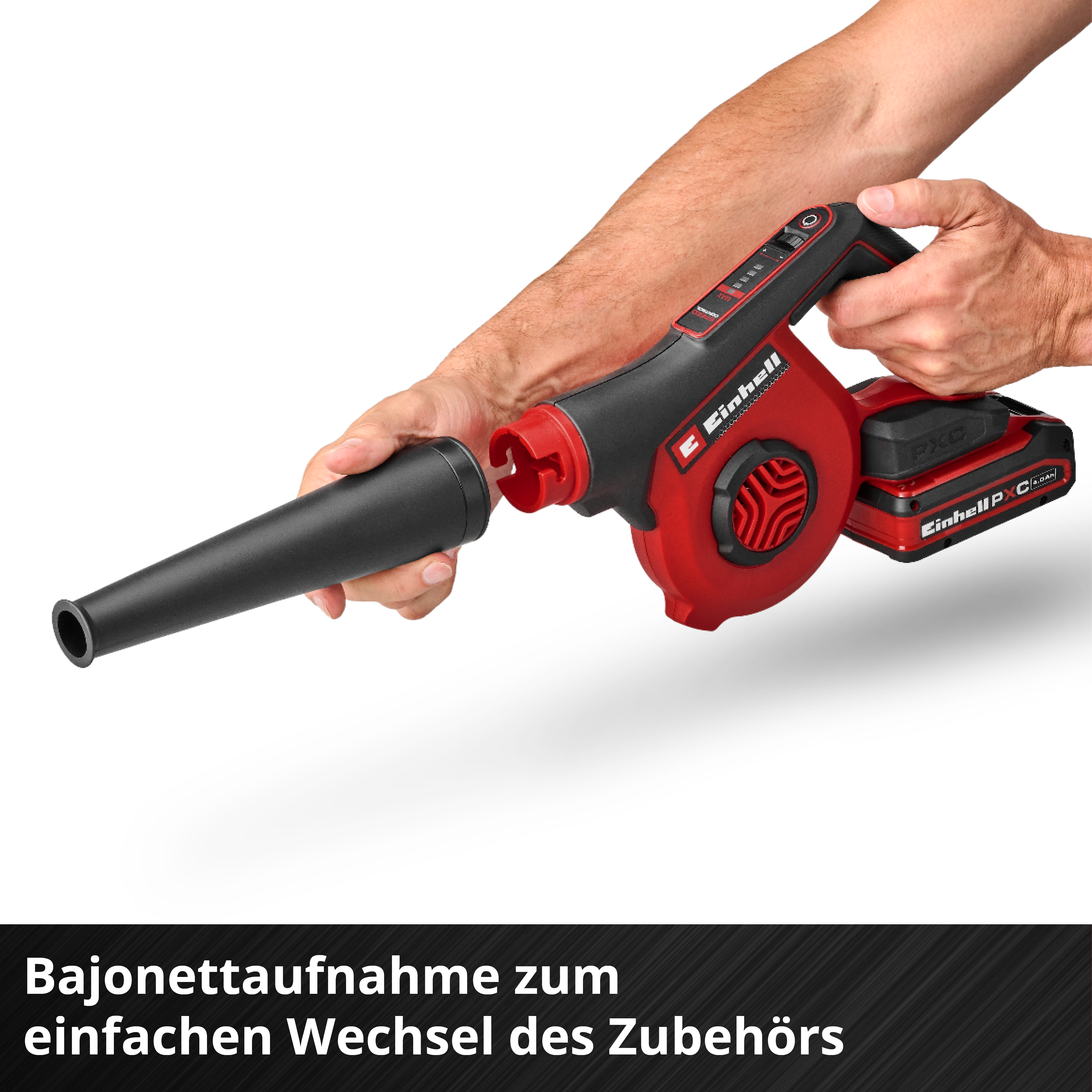 Mann montiert schwarzes Mundstück an rot-schwarzen Laubbläser. Akkuschrauber.