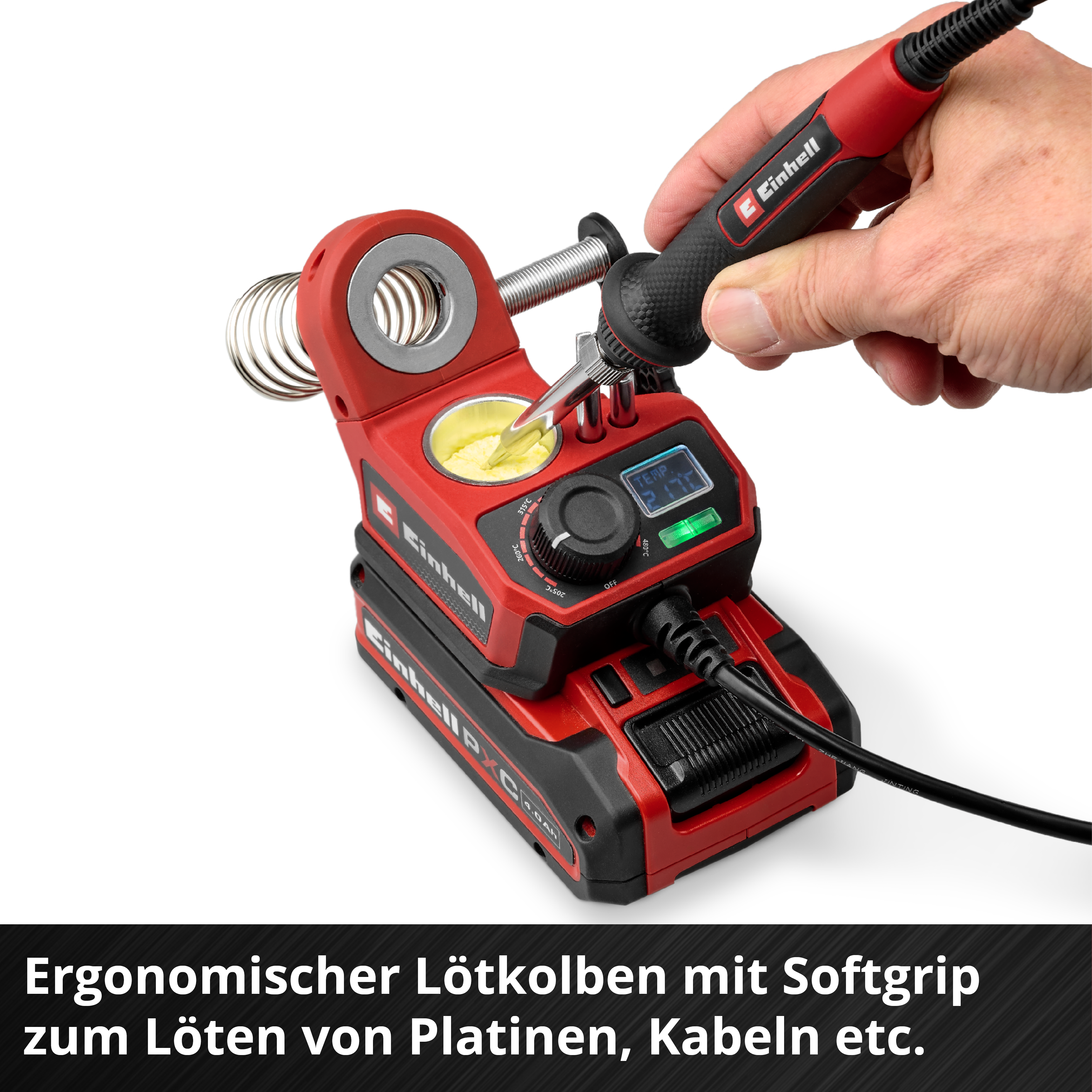 Ein Mann hält einen roten und schwarzen Lötkolben mit digitalen Temperaturanzeige.