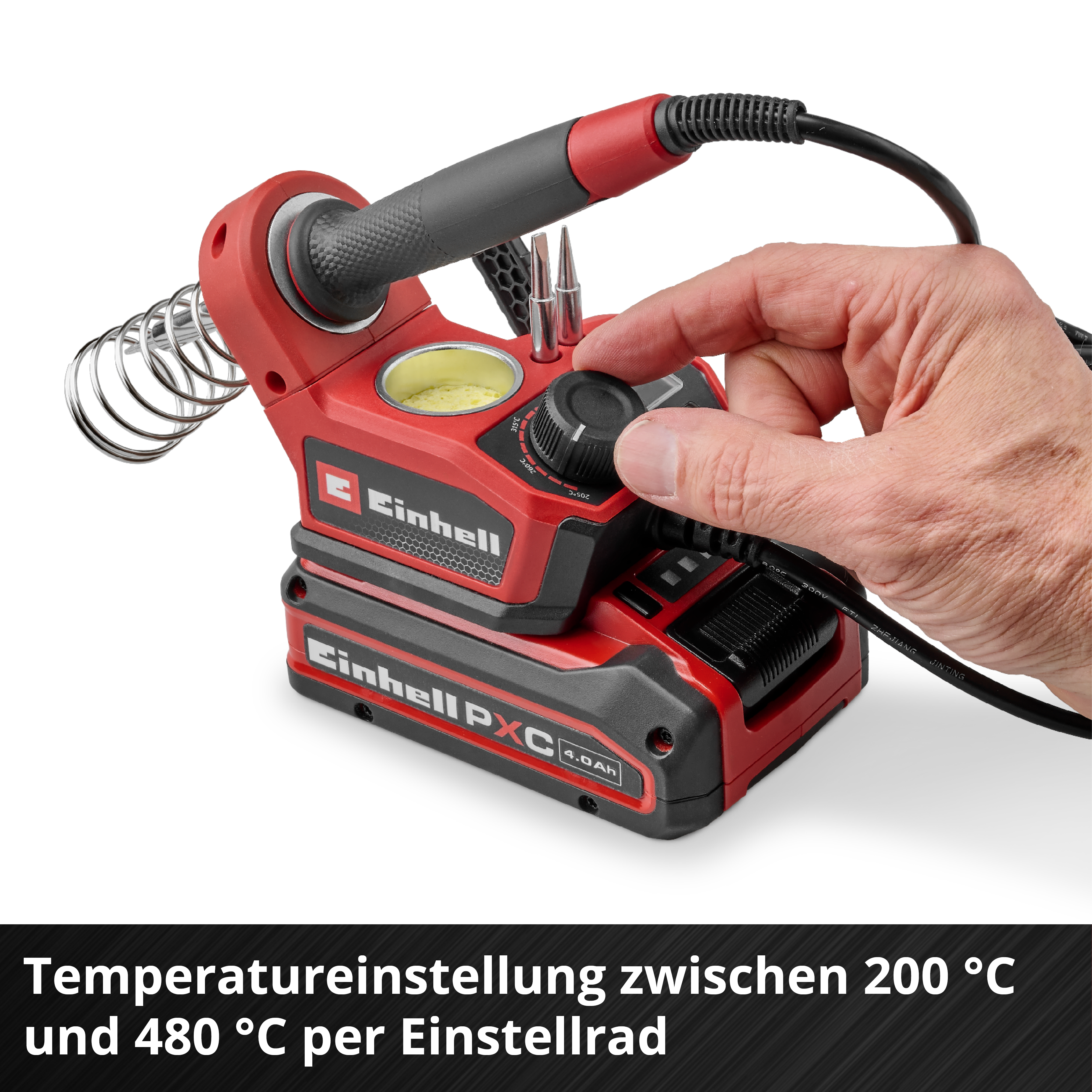 Roter Lötbrenner mit schwarzem Griff, Knopf wird gedreht, weißer Hintergrund.