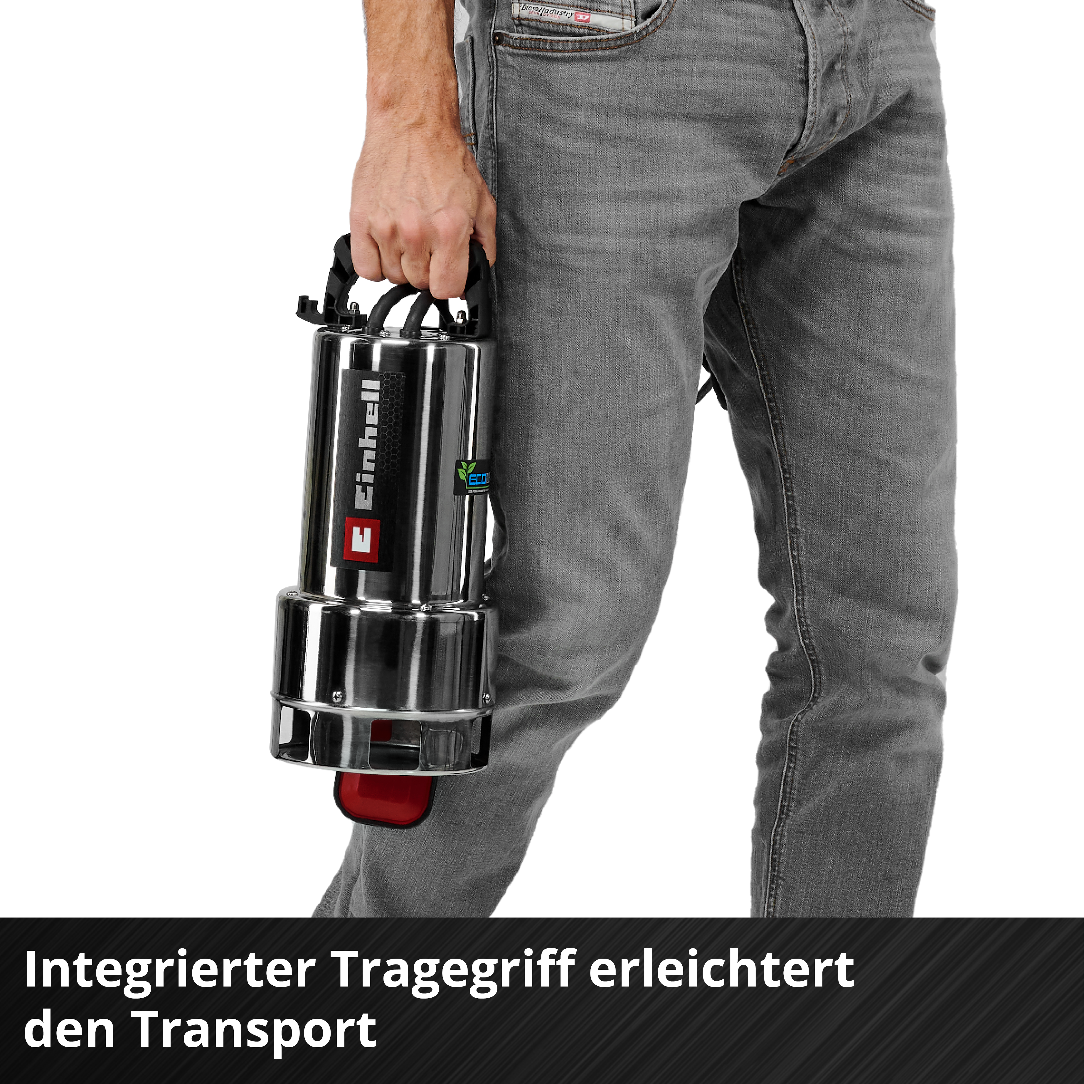 Mann in Jeans hält silberne Pumpe mit rotem Griff.