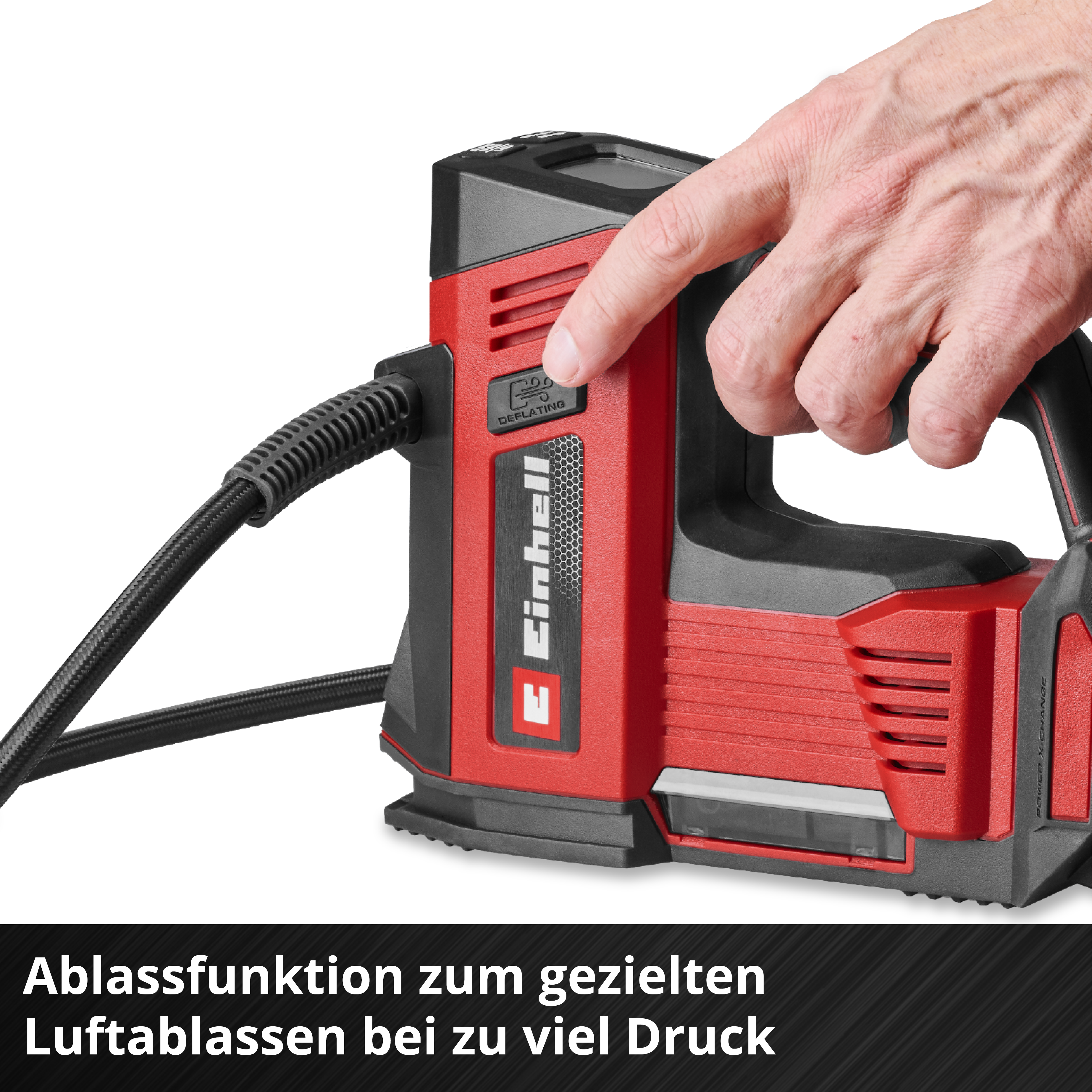 Ein Finger drückt auf die Entlüftungstaste eines roten Werkzeugs.