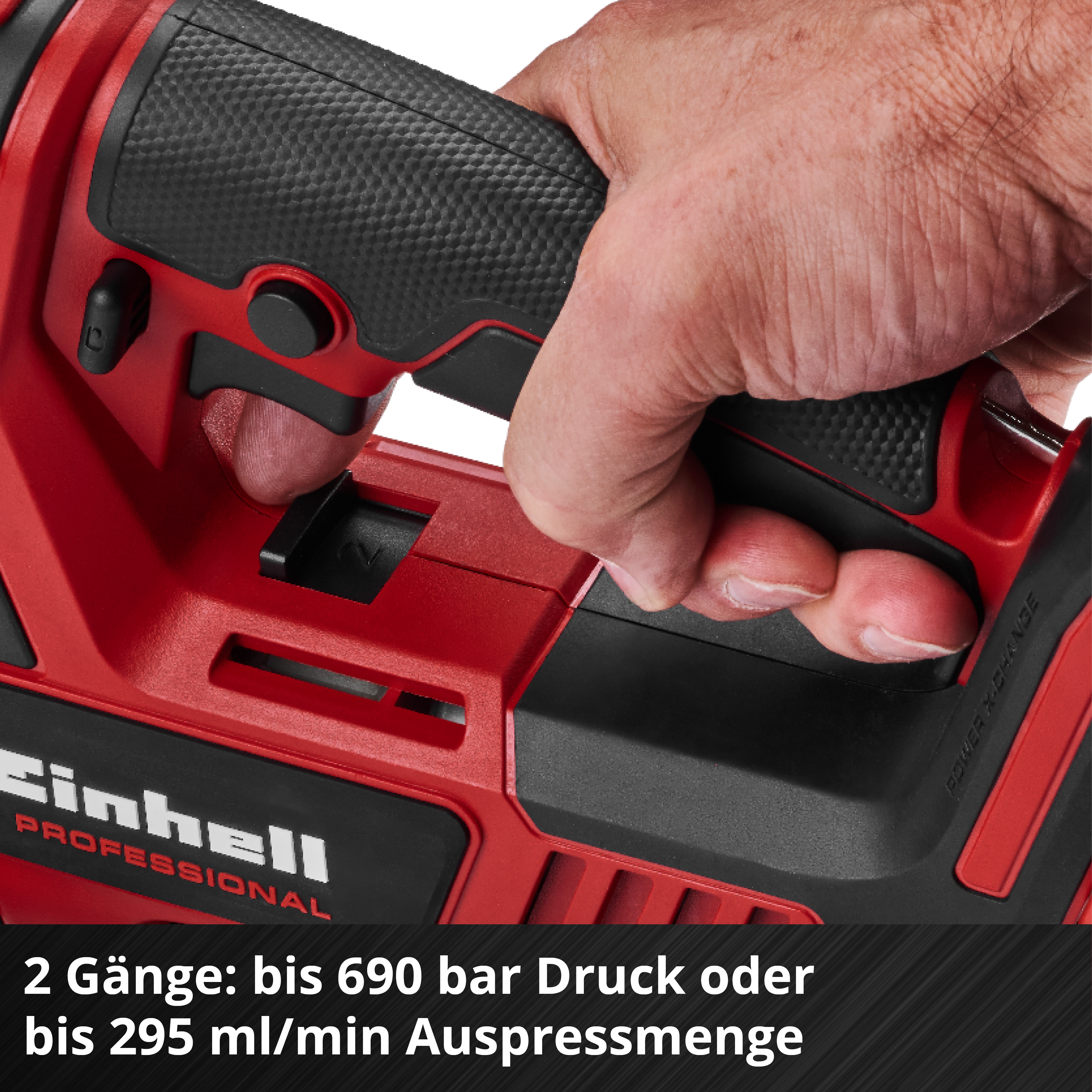 Hand drückt roten Werkzeug-Schalter. Text: 2 Gänge, bis 690 bar Druck.