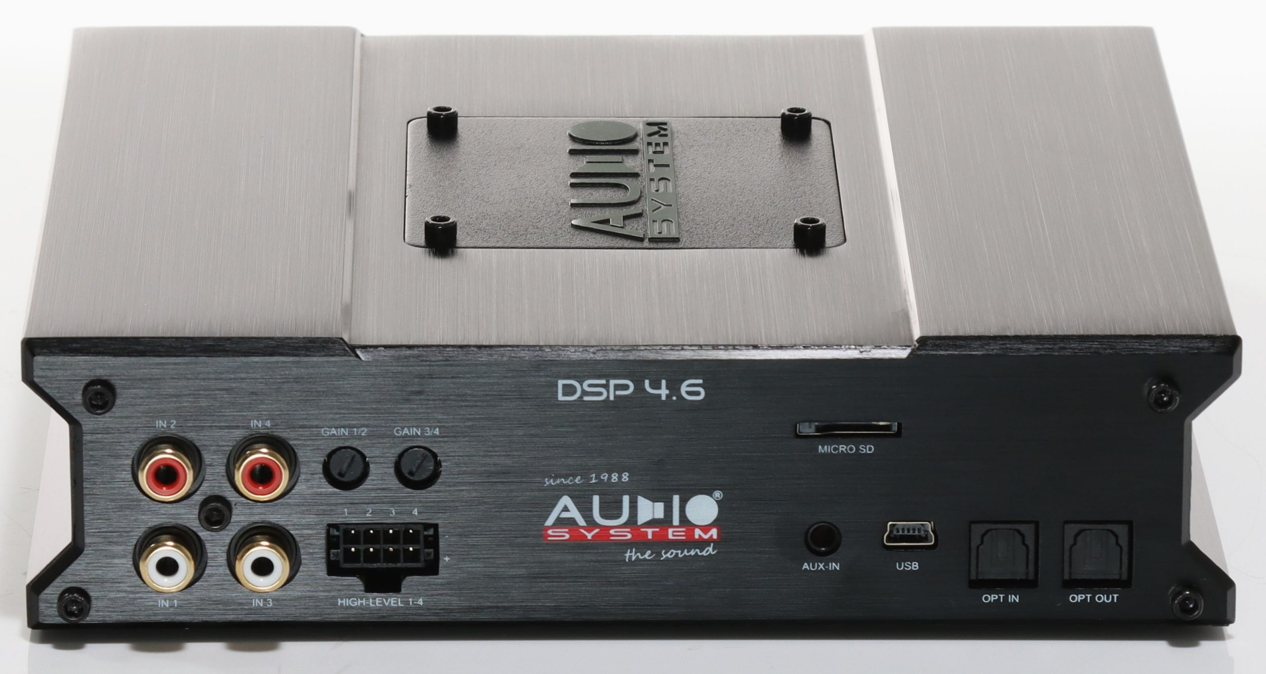Ein silberner Audio-DSP 4.6 Verstärker mit Anschlüssen.