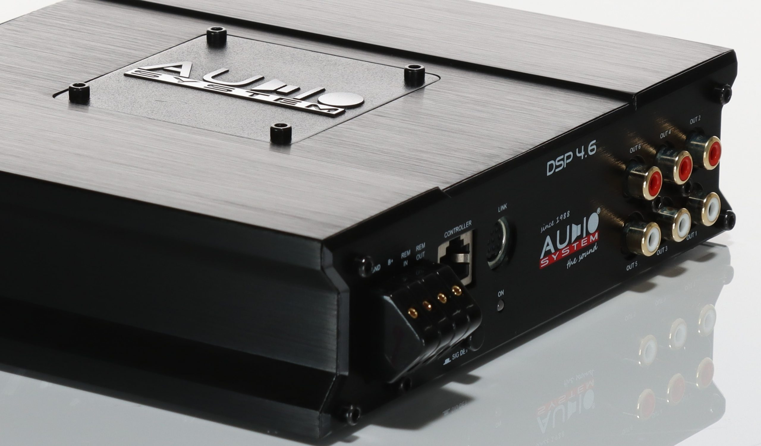 Schwarzer Audioverstärker mit DSP 4.6, Cinch-Anschlüssen und Logo.