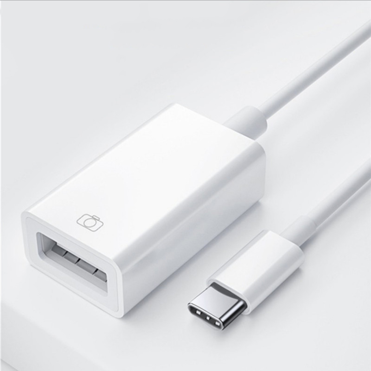 Ein weißes USB-C zu USB-A Adapterkabel mit Kamerasymbol.