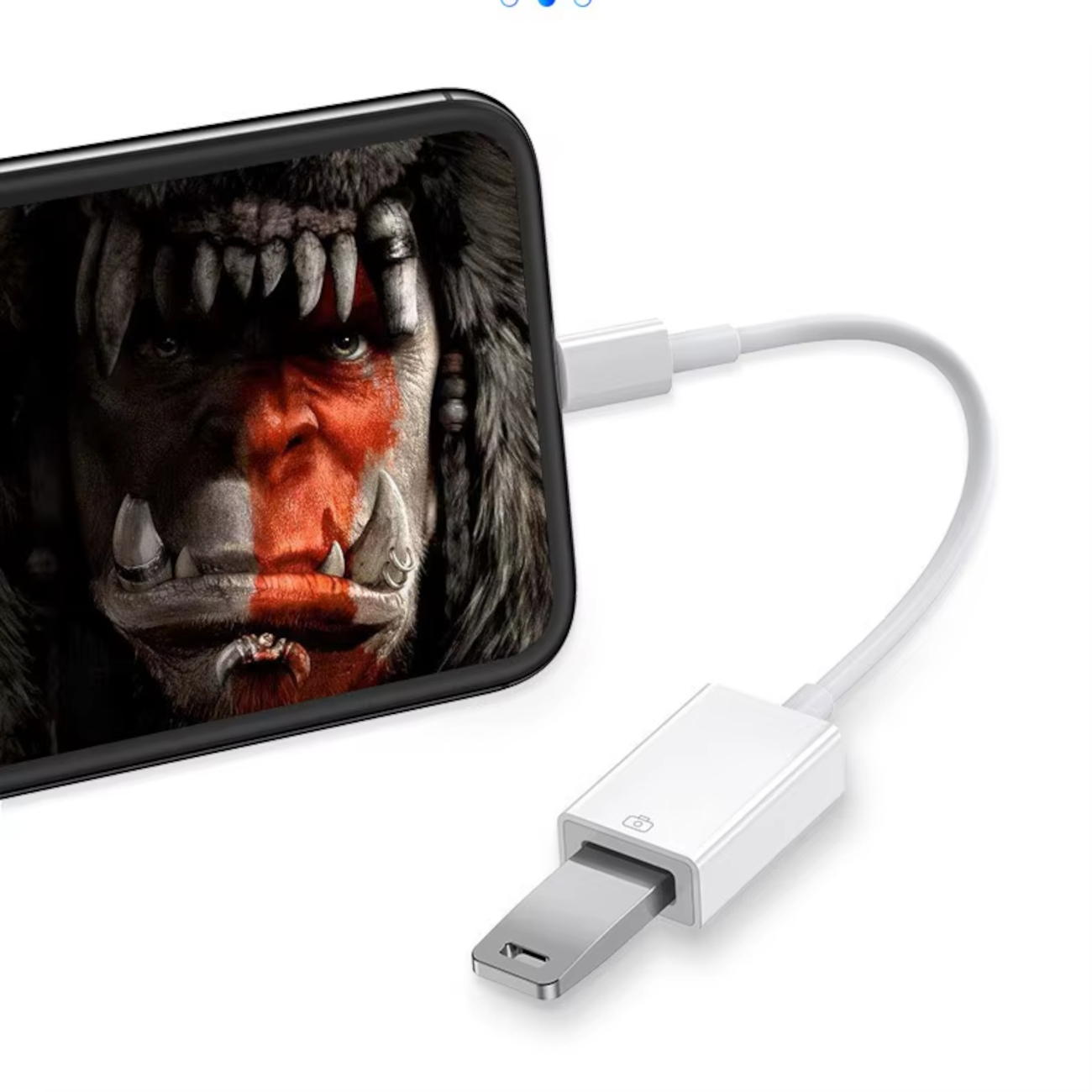 Ein Smartphone zeigt ein Orc-Gesicht. Ein weißes Kabel verbindet es mit einem USB-Adapter.