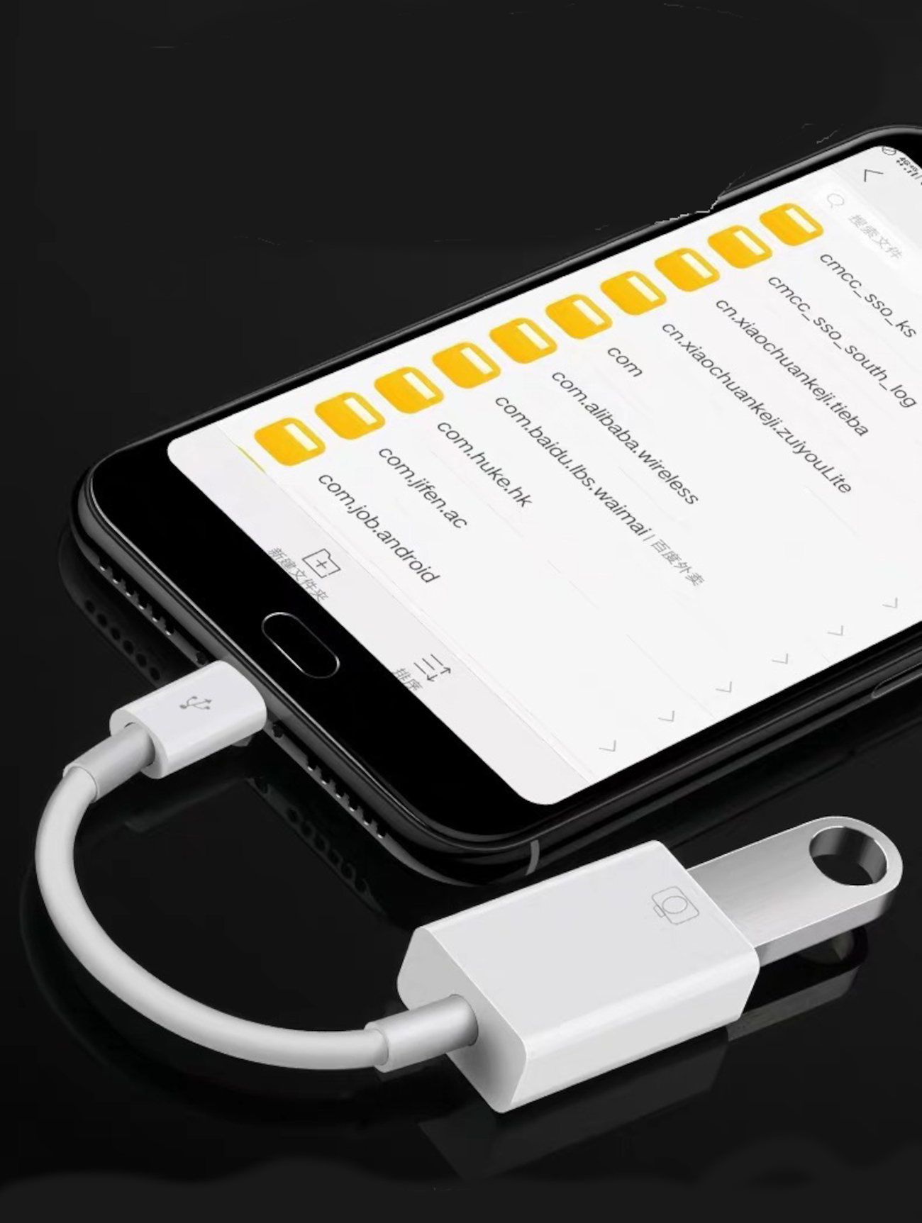 Ein weißer USB-Adapter verbindet ein Smartphone mit Dateiverzeichnissen mit einem USB-Stick.