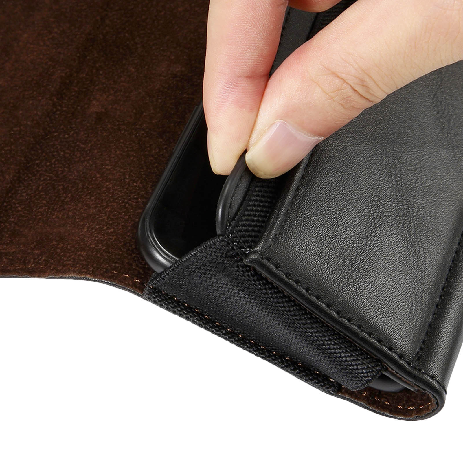 Una mano inserisce uno smartphone in una custodia in pelle nera con fodera marrone.