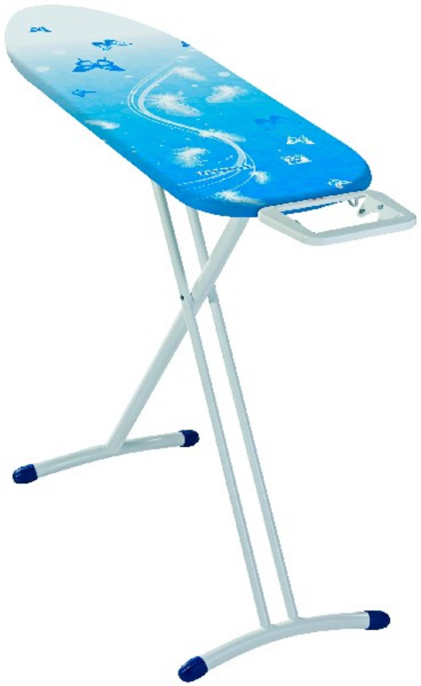 Niebieska deska do prasowania ze wzorem motyli na białej metalowej ramie.