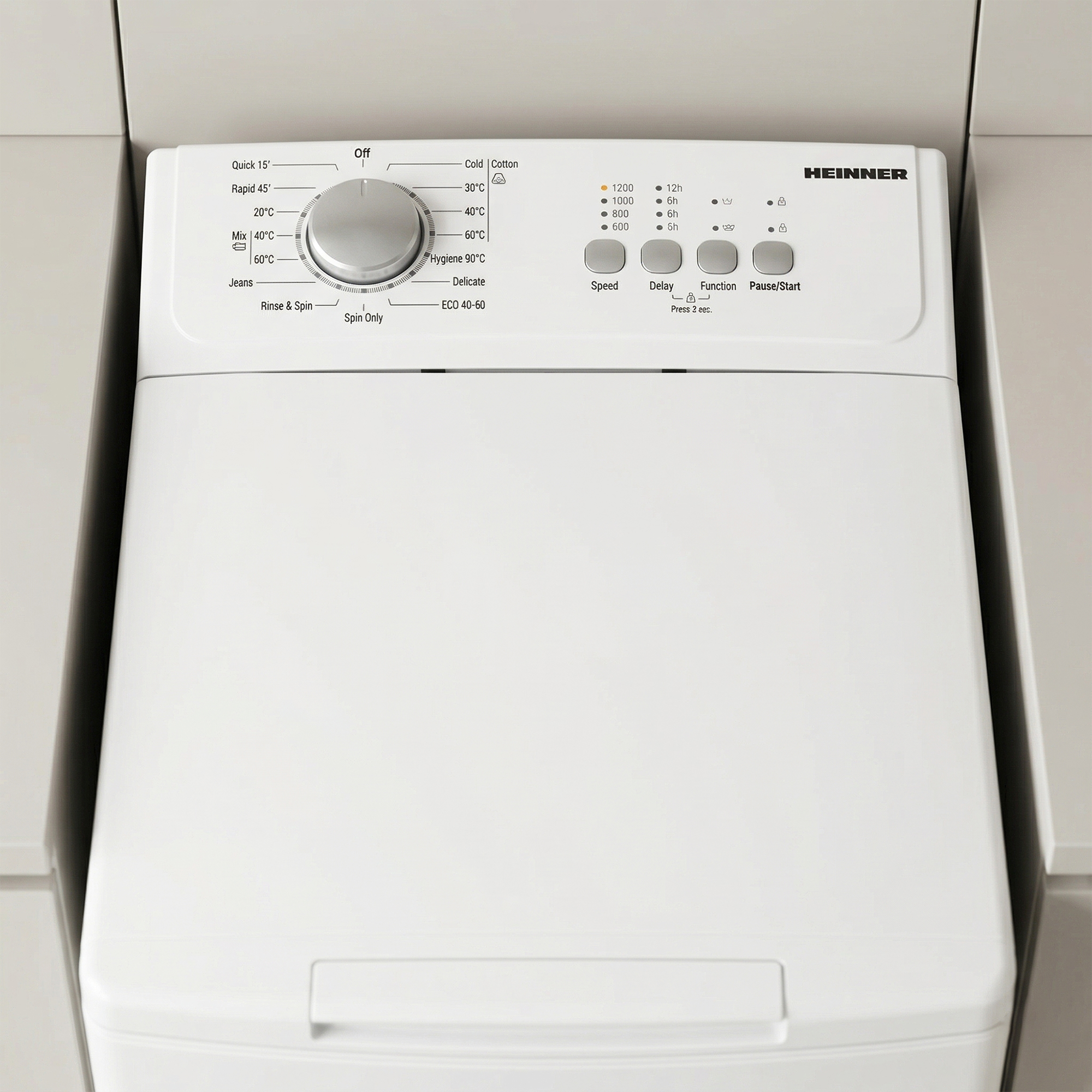 Weiße Waschmaschine mit silbernem Drehknopf und Tasten zur Programmeinstellung.
