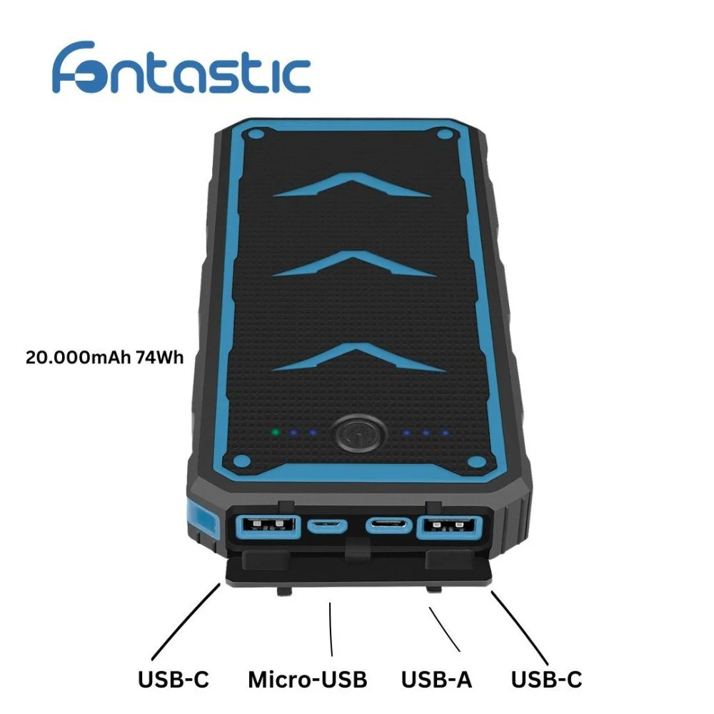 Ein schwarzes und blaues 20.000mAh 74Wh Powerbank mit USB-C, Micro-USB und USB-A Anschlüssen.