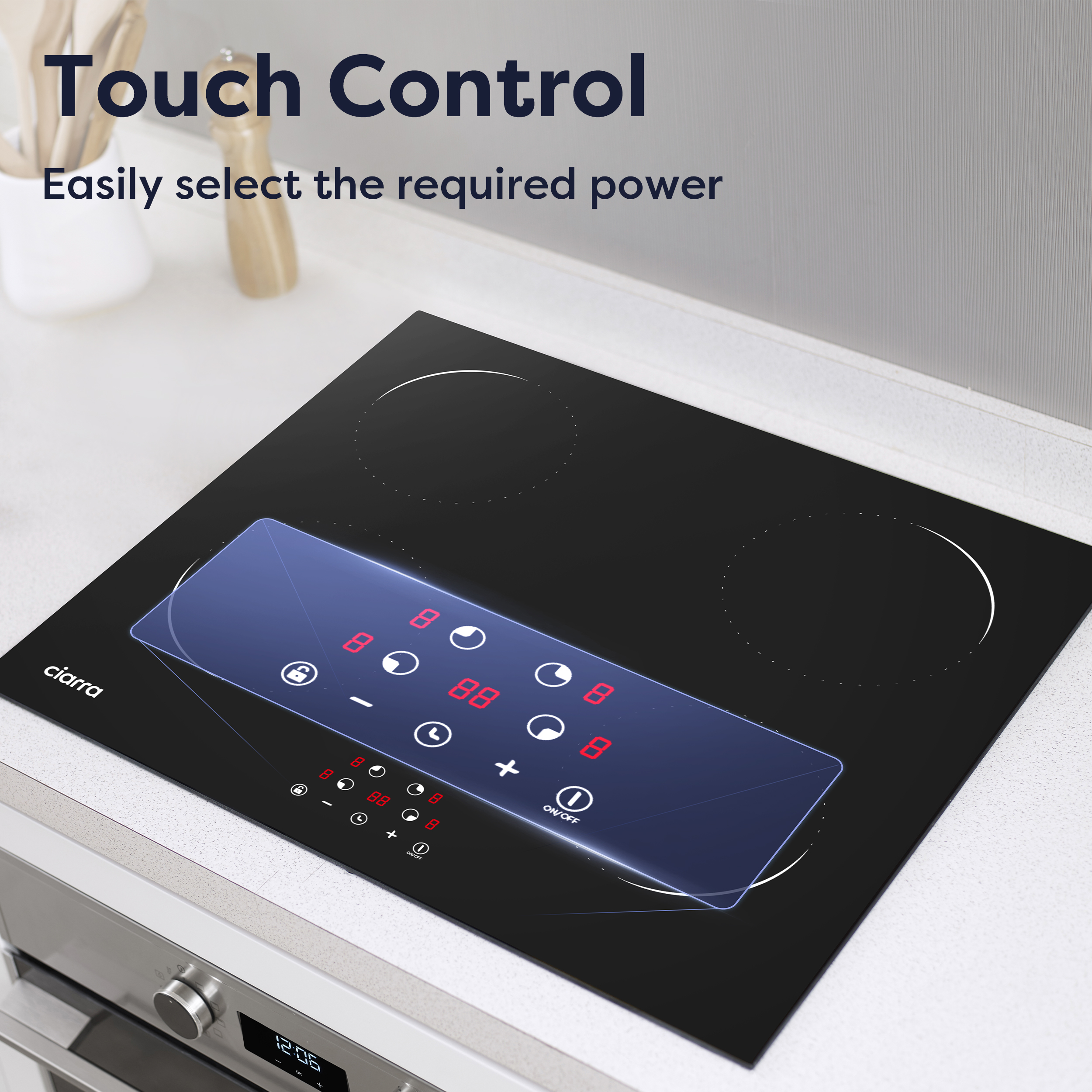 Inductiekookplaat met touch control paneel, digitaal display, vermogens- en aan/uitknoppen.