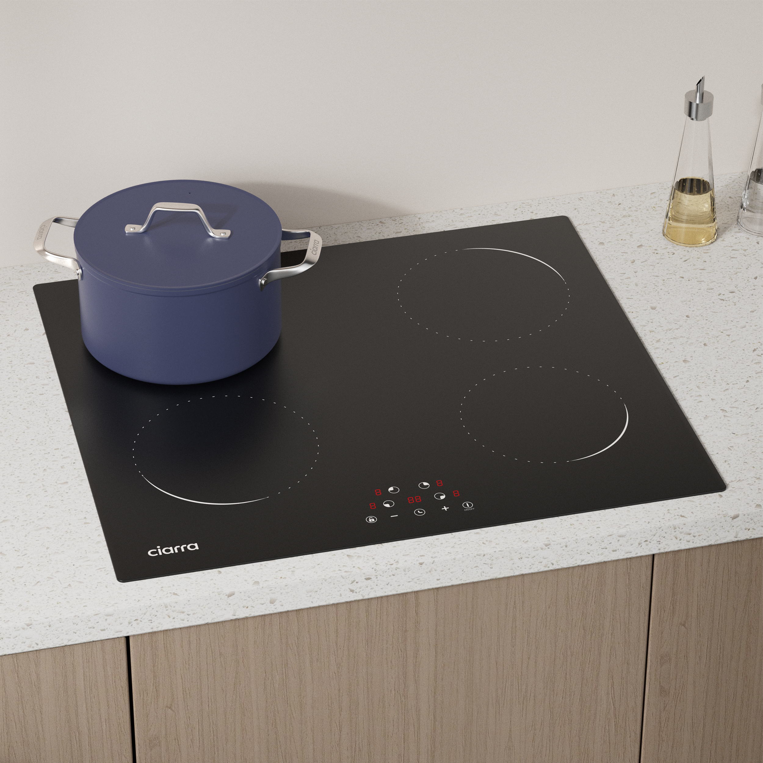 Een blauwe pan op een zwart inductiefornuis met digitaal display.