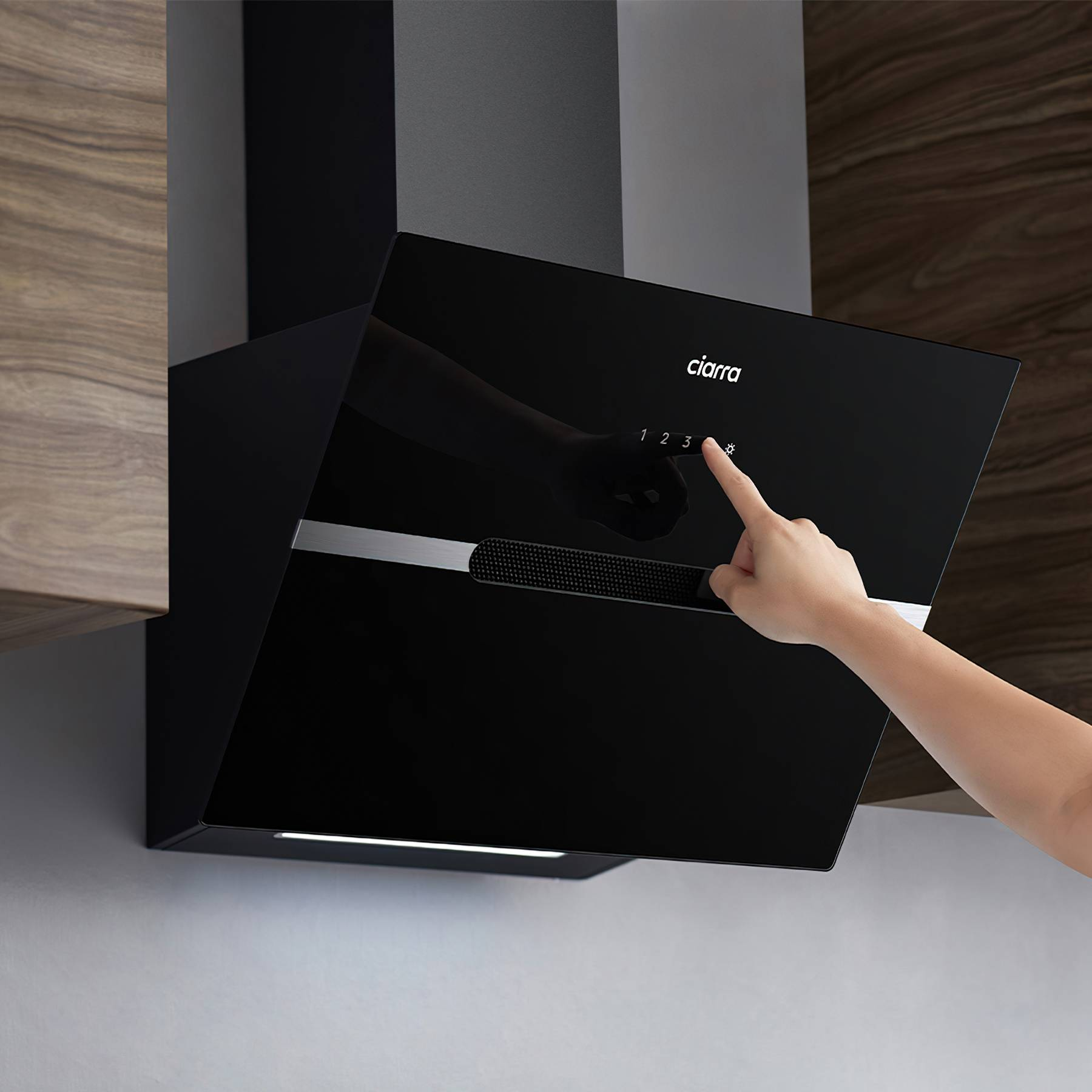 Eine Hand bedient ein schwarzes Kochfeld mit Touchscreen-Bedienelementen.