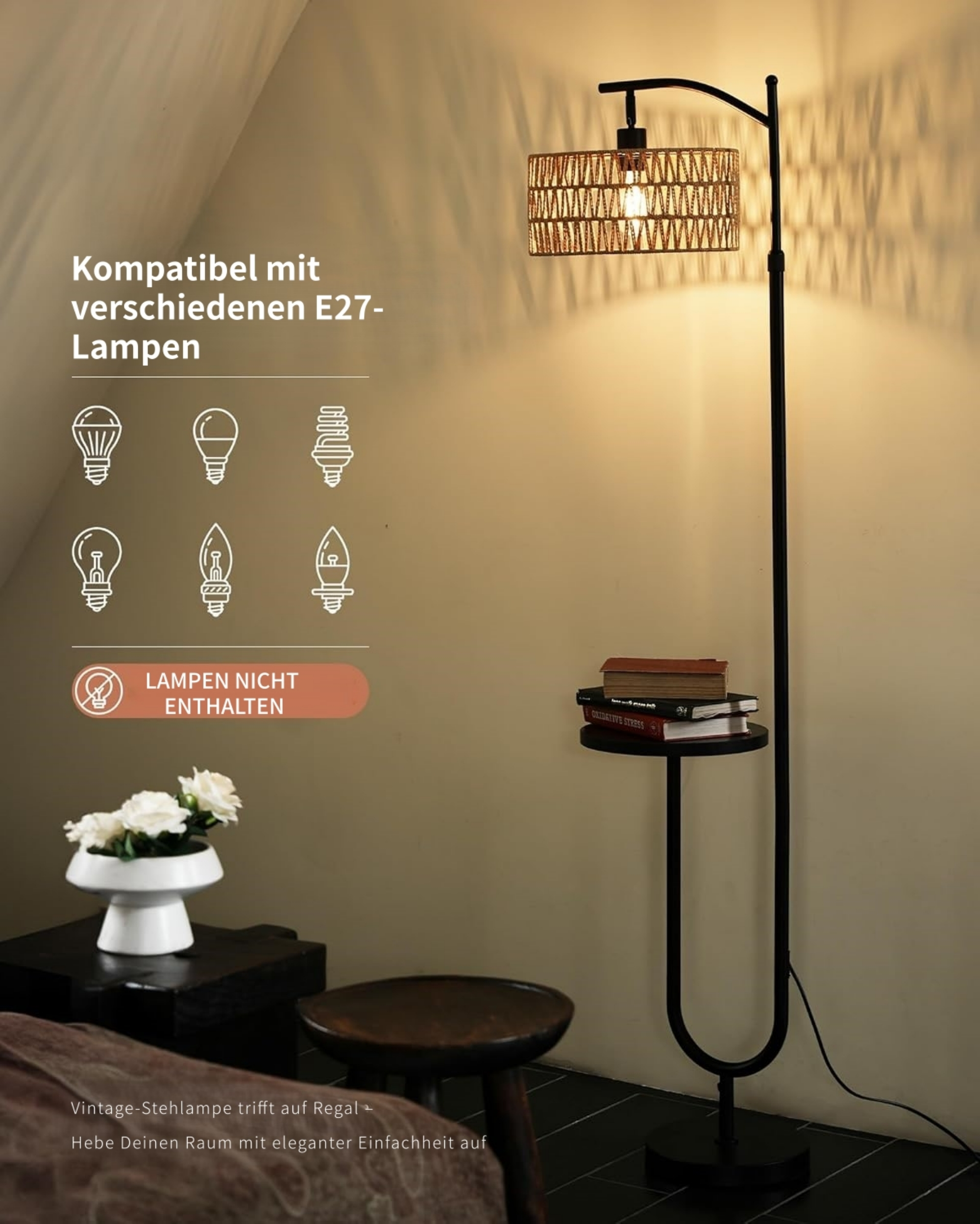 Eine Stehlampe mit einem geflochtenen Lampenschirm, einem Beistelltisch und Büchern.