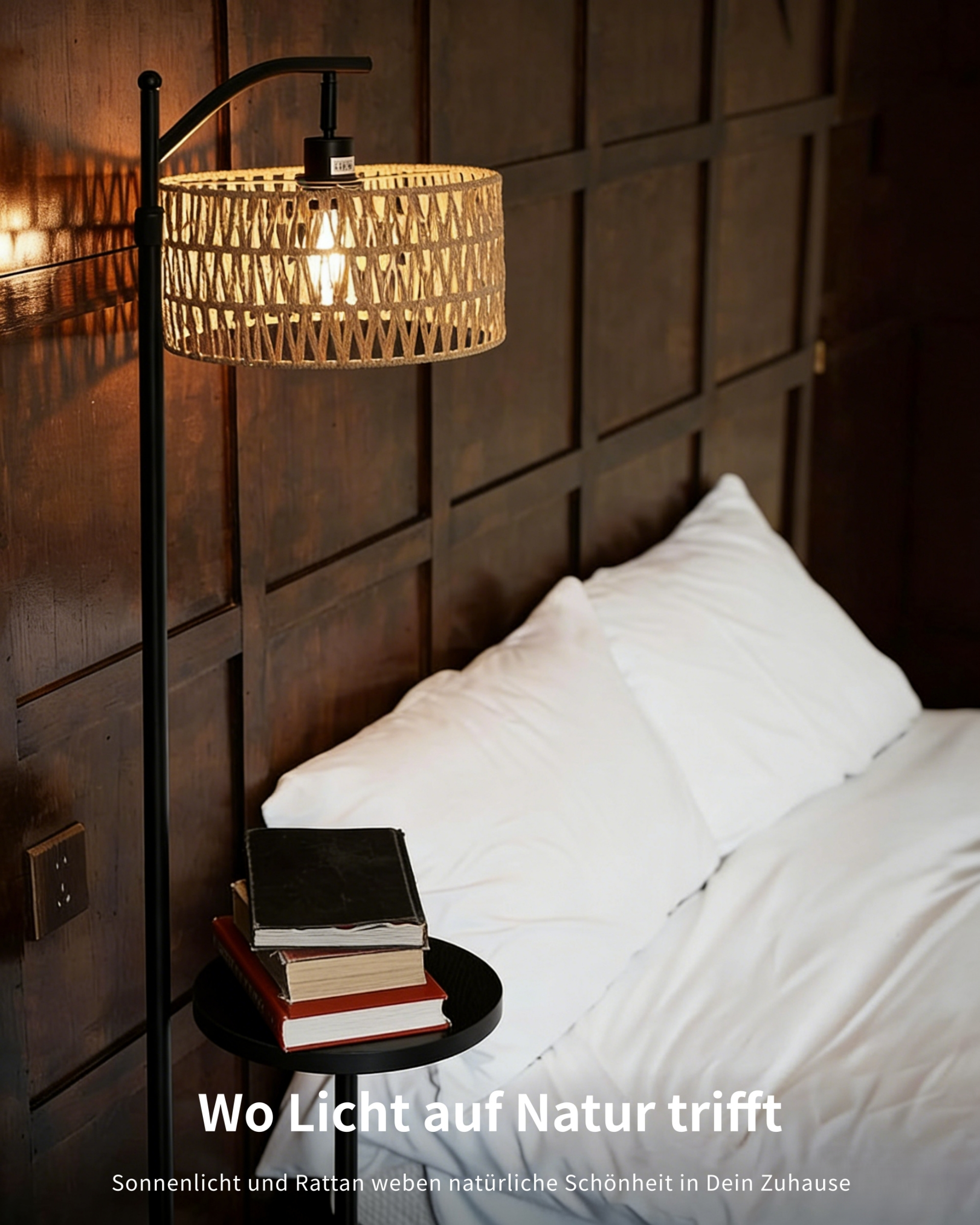 Ein Nachttisch mit Büchern neben einem Bett, beleuchtet von einem Rattan-Lampenschirm.