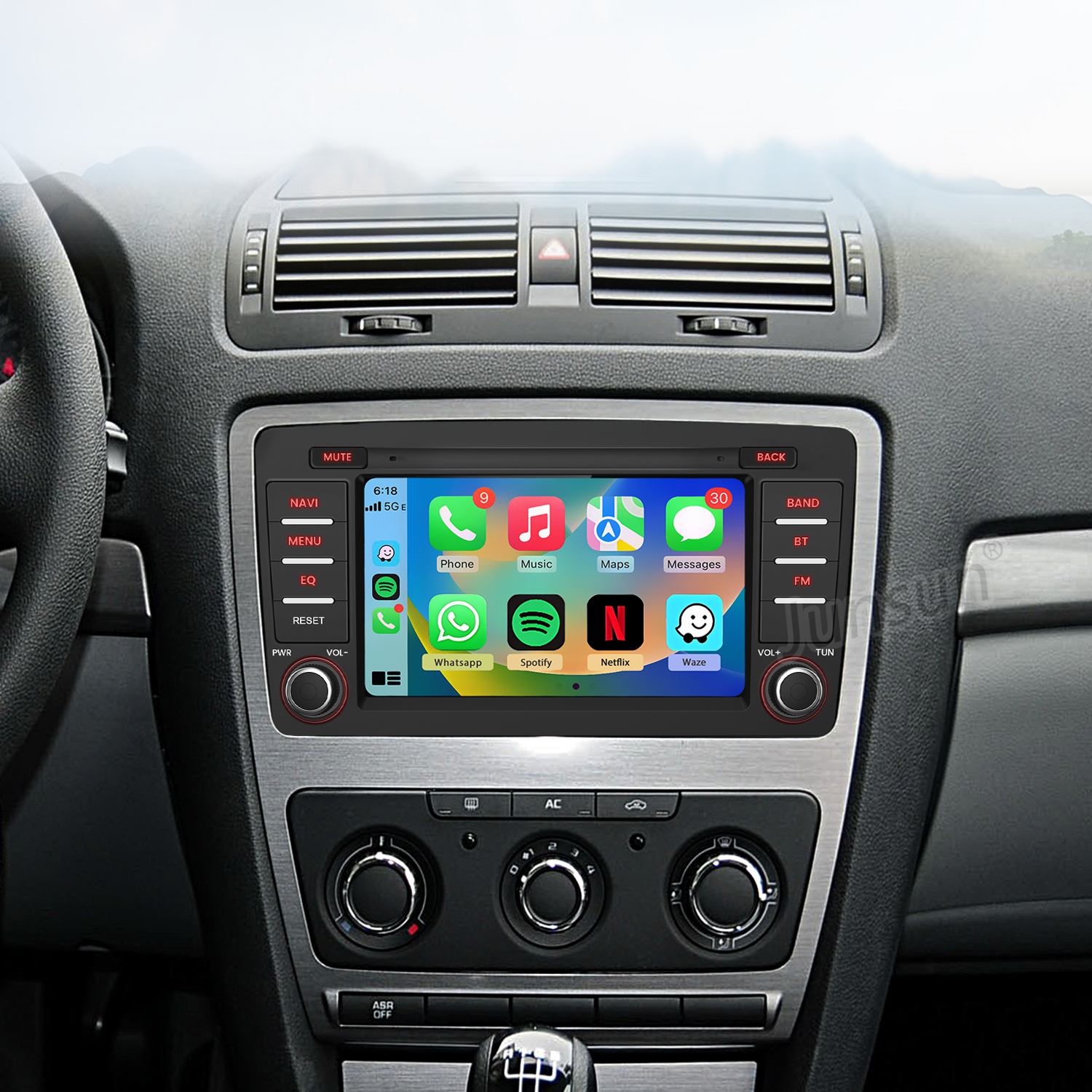Auto-Armaturenbrett mit großem Touchscreen, das Telefon-Apps wie Telefon, Musik, Karten und Netflix anzeigt.