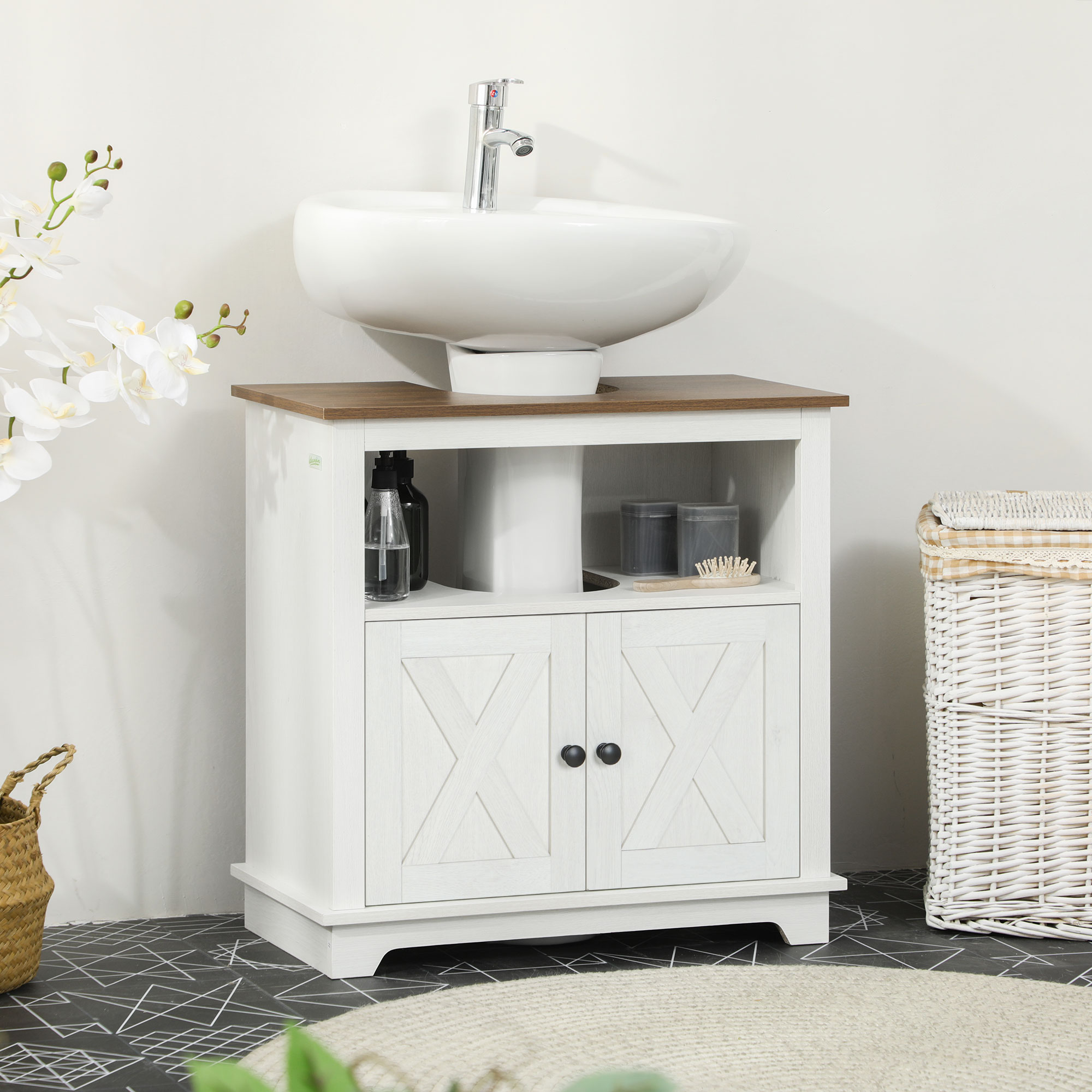 Mueble de baño blanco con encimera de madera, lavabo, grifo y cesta. Orquídeas a la izq.