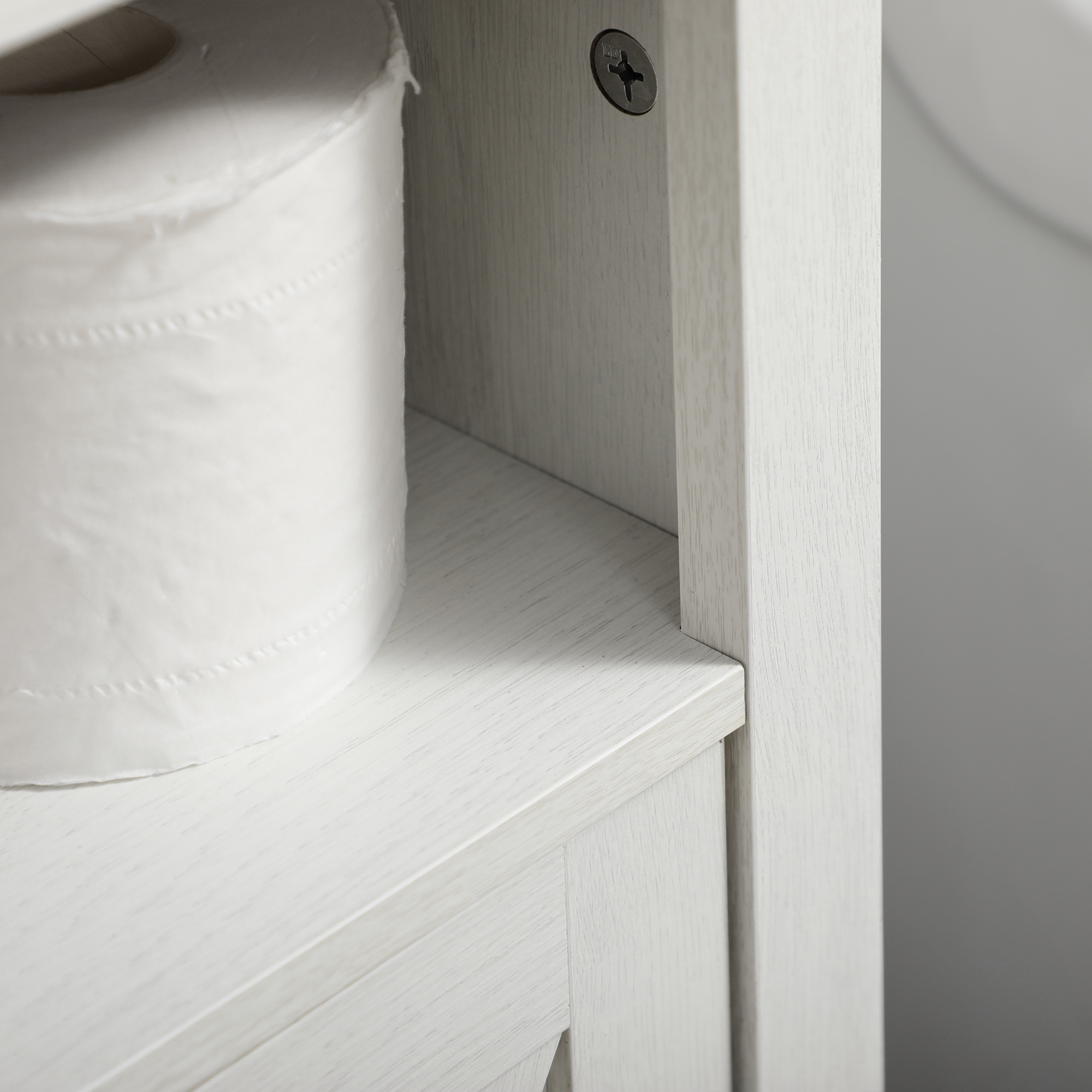 Un rollo de papel higiénico blanco descansa sobre un estante de madera clara.