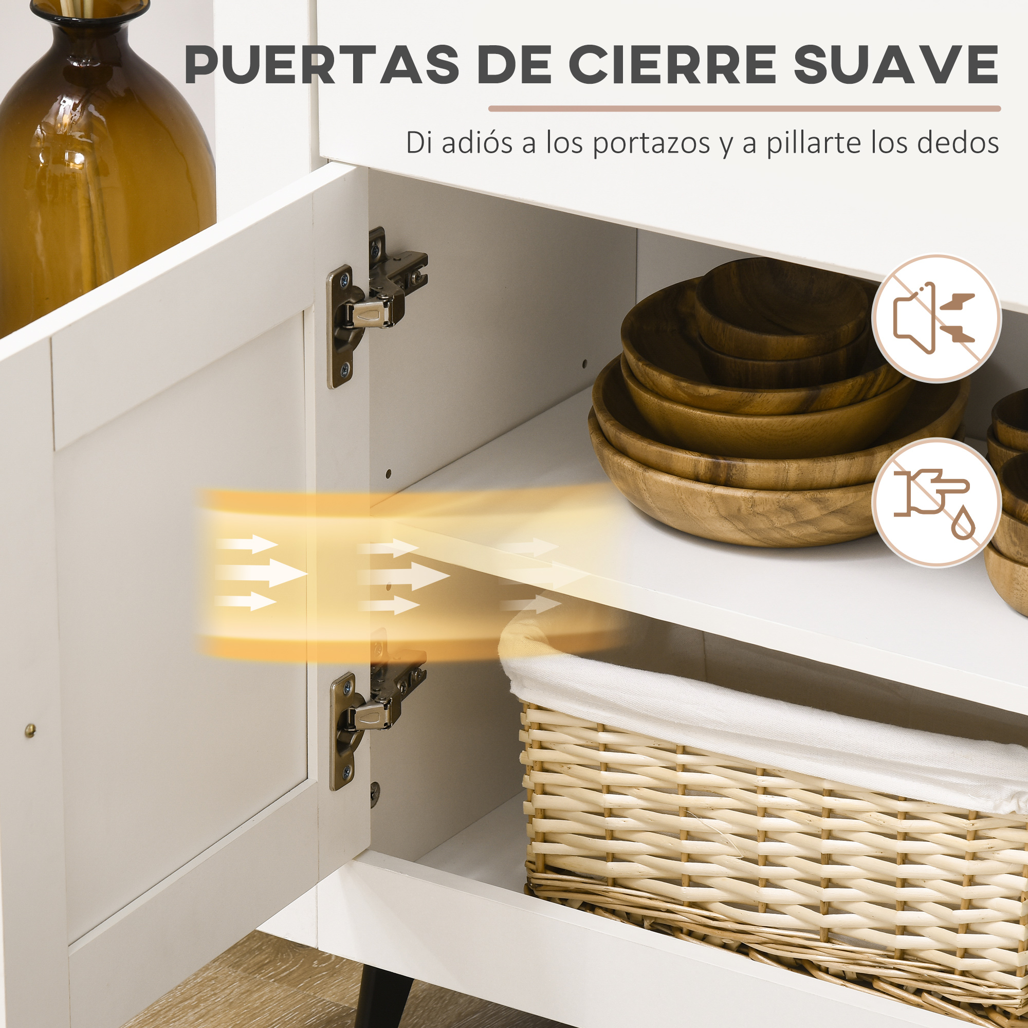 Puertas de armario blancas con cuencos de madera, una cesta y una botella.