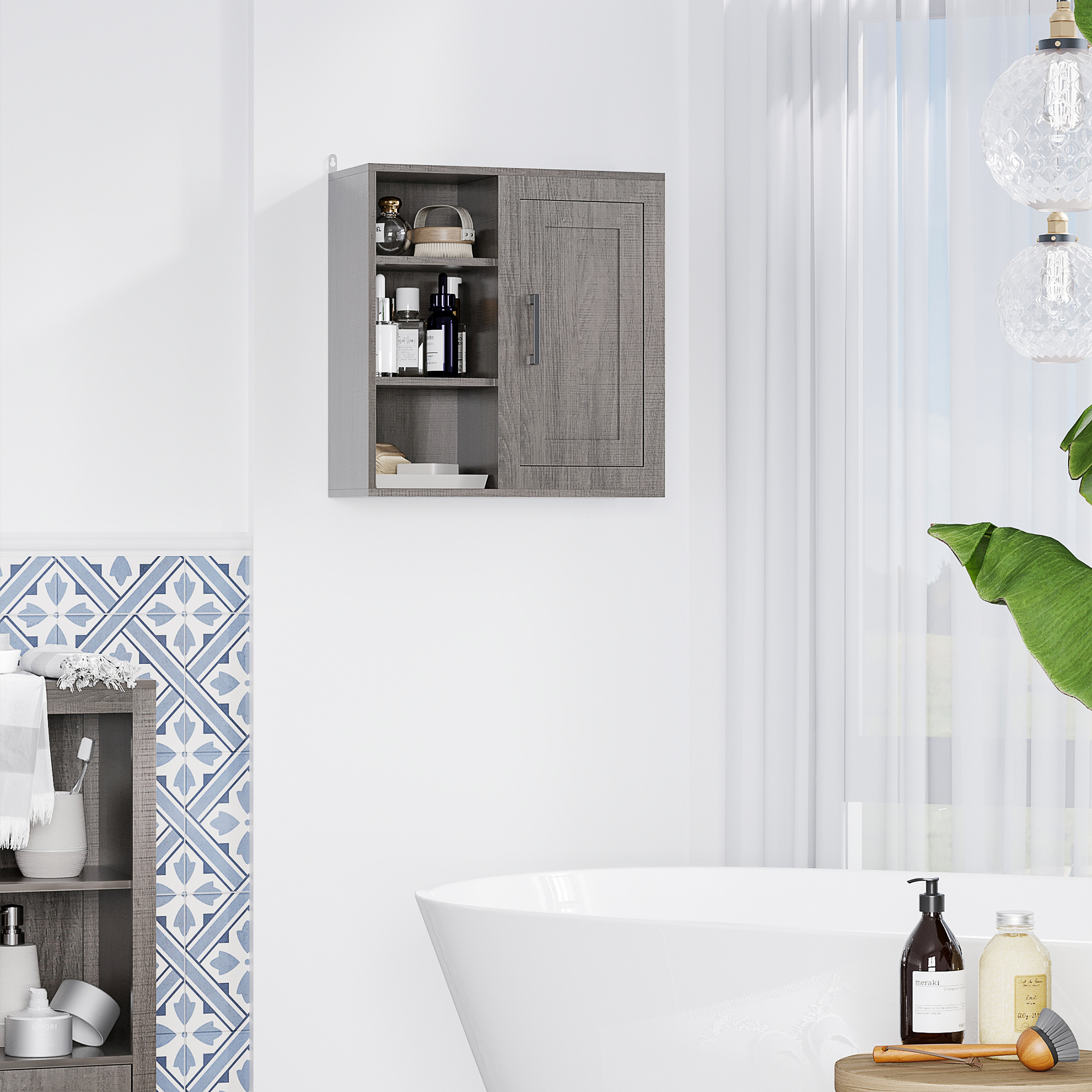 Un armario de baño gris sobre una bañera blanca con azulejos.