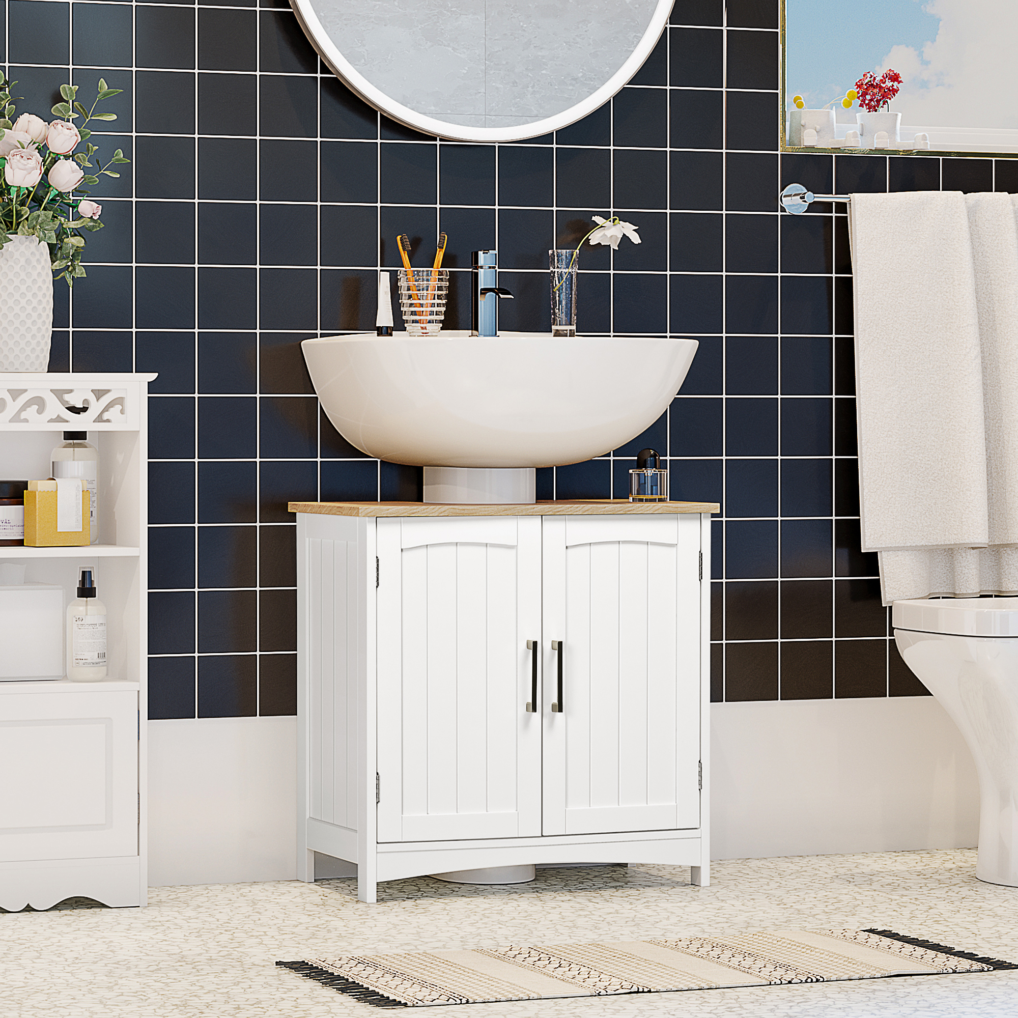 Un mobiletto bianco con lavabo e specchio di fronte a una parete piastrellata nera.