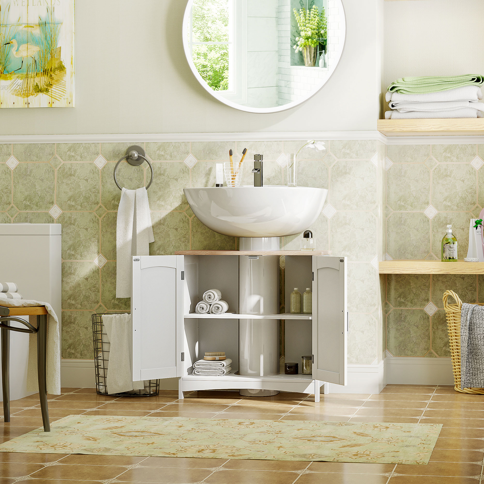 Un baño con lavabo sobre mueble blanco, espejo y paredes alicatadas.