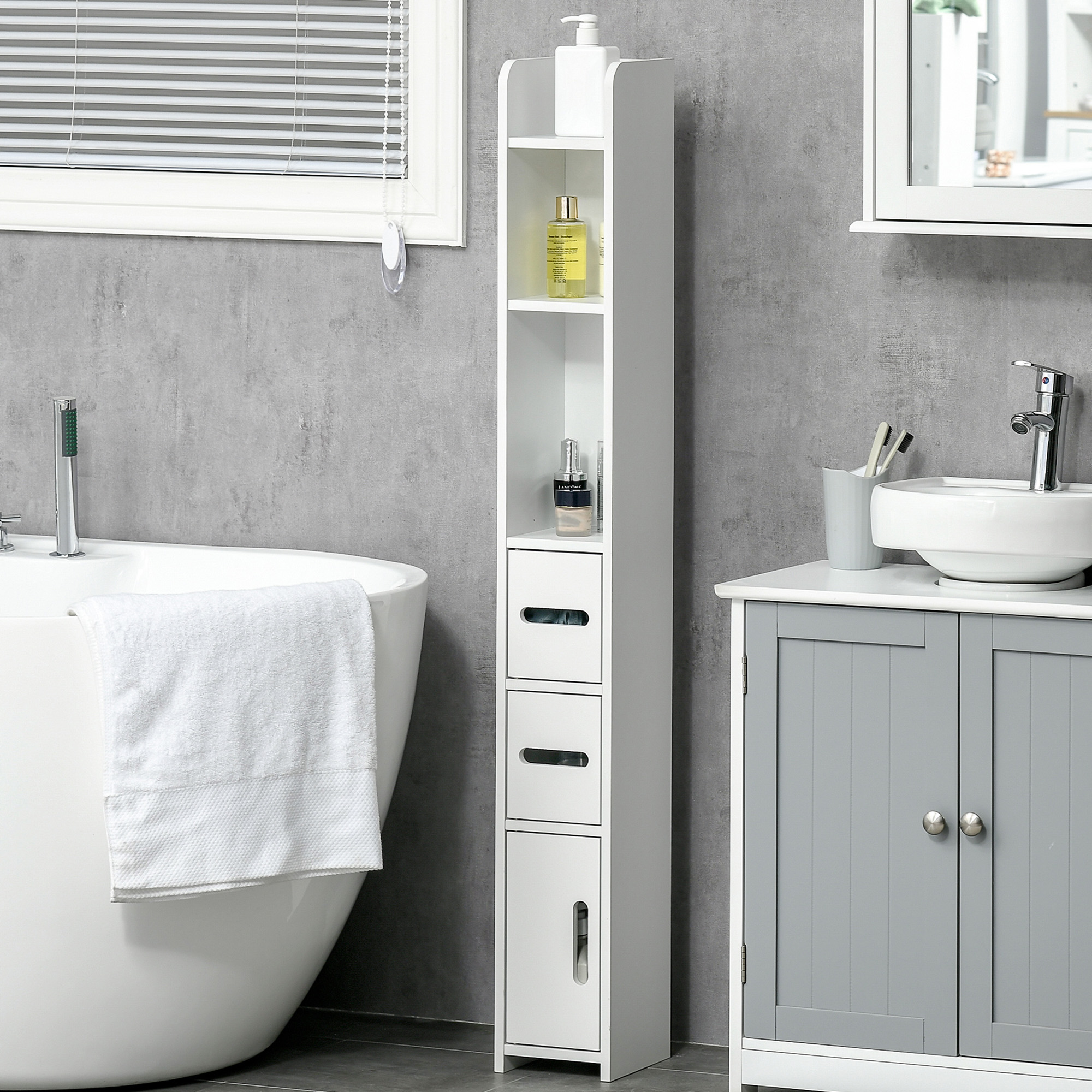 Un armario estrecho blanco junto a una bañera y lavabo blancos.