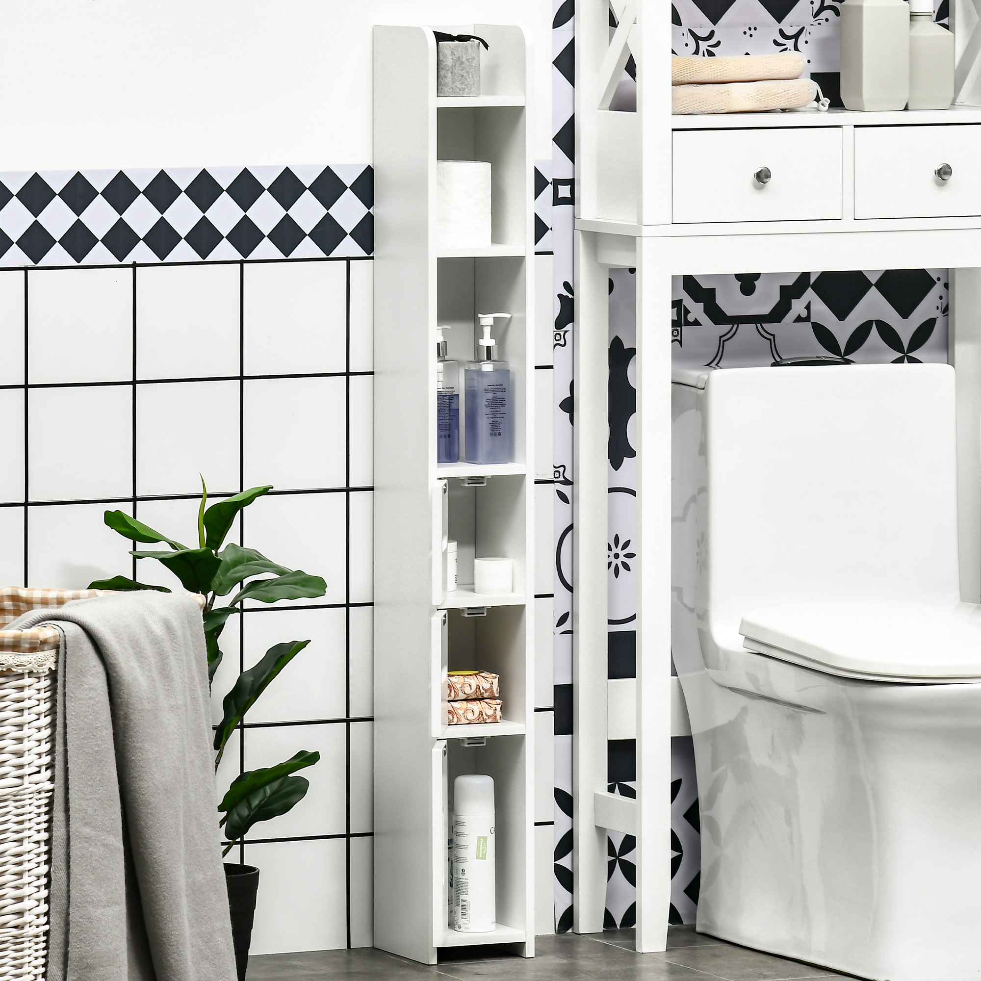 Baño con estantería blanca, inodoro, planta y cesto de ropa.