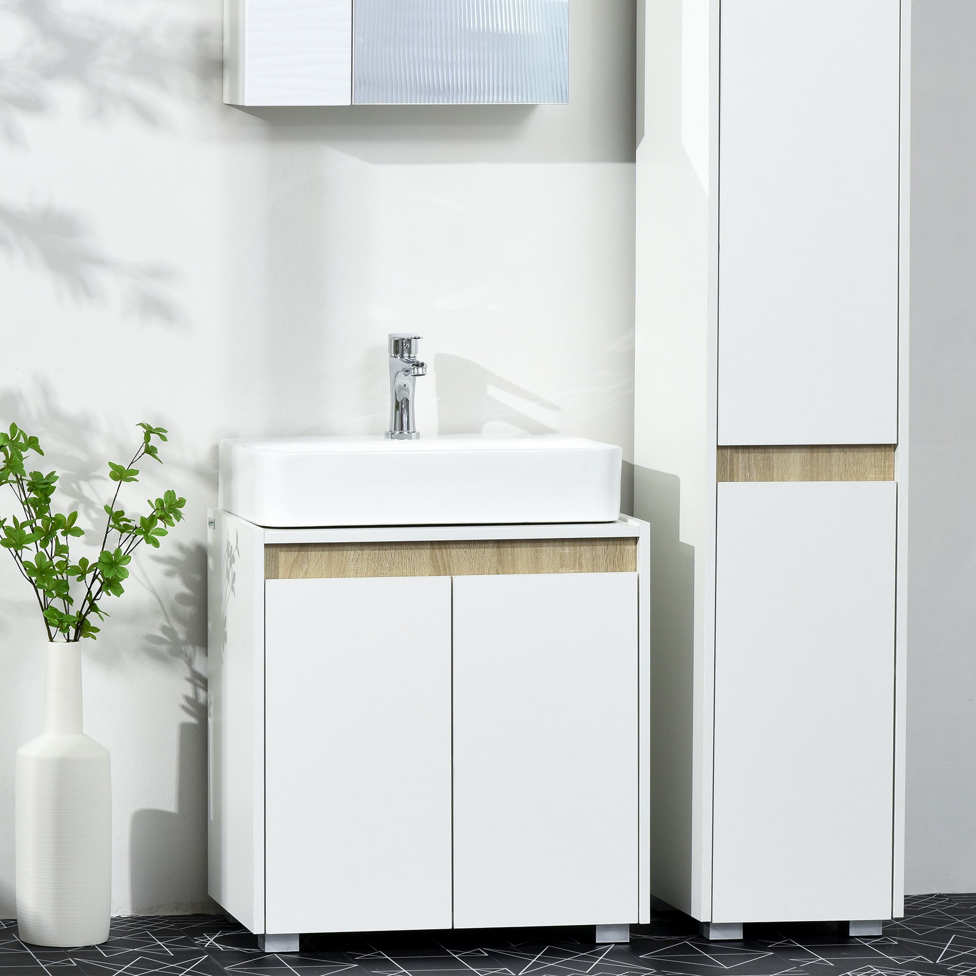 Un lavabo blanco con grifo cromado se asienta sobre un mueble de madera con dos puertas.