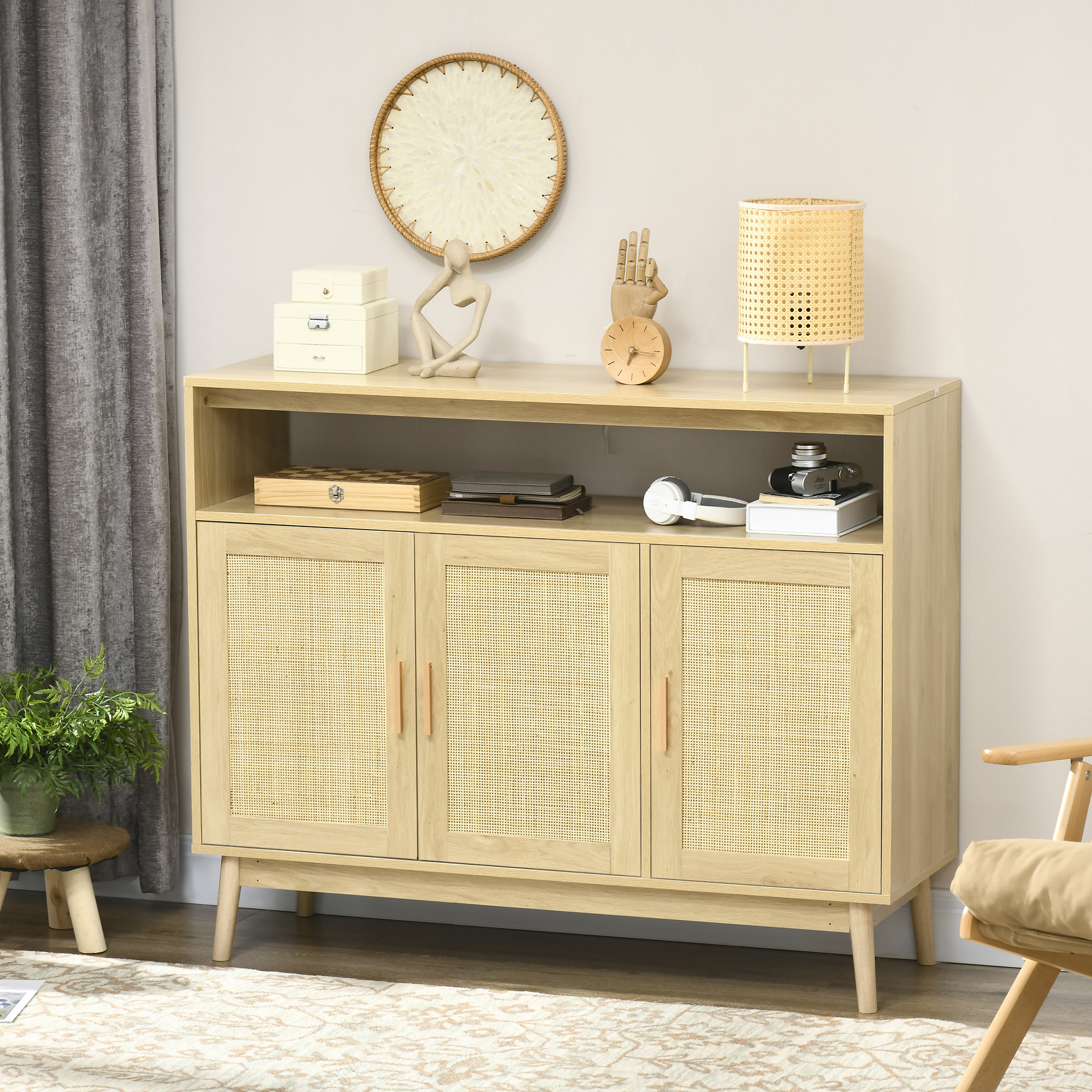 Un mueble de madera clara con puertas de ratán, decorado con lámparas y figuras.