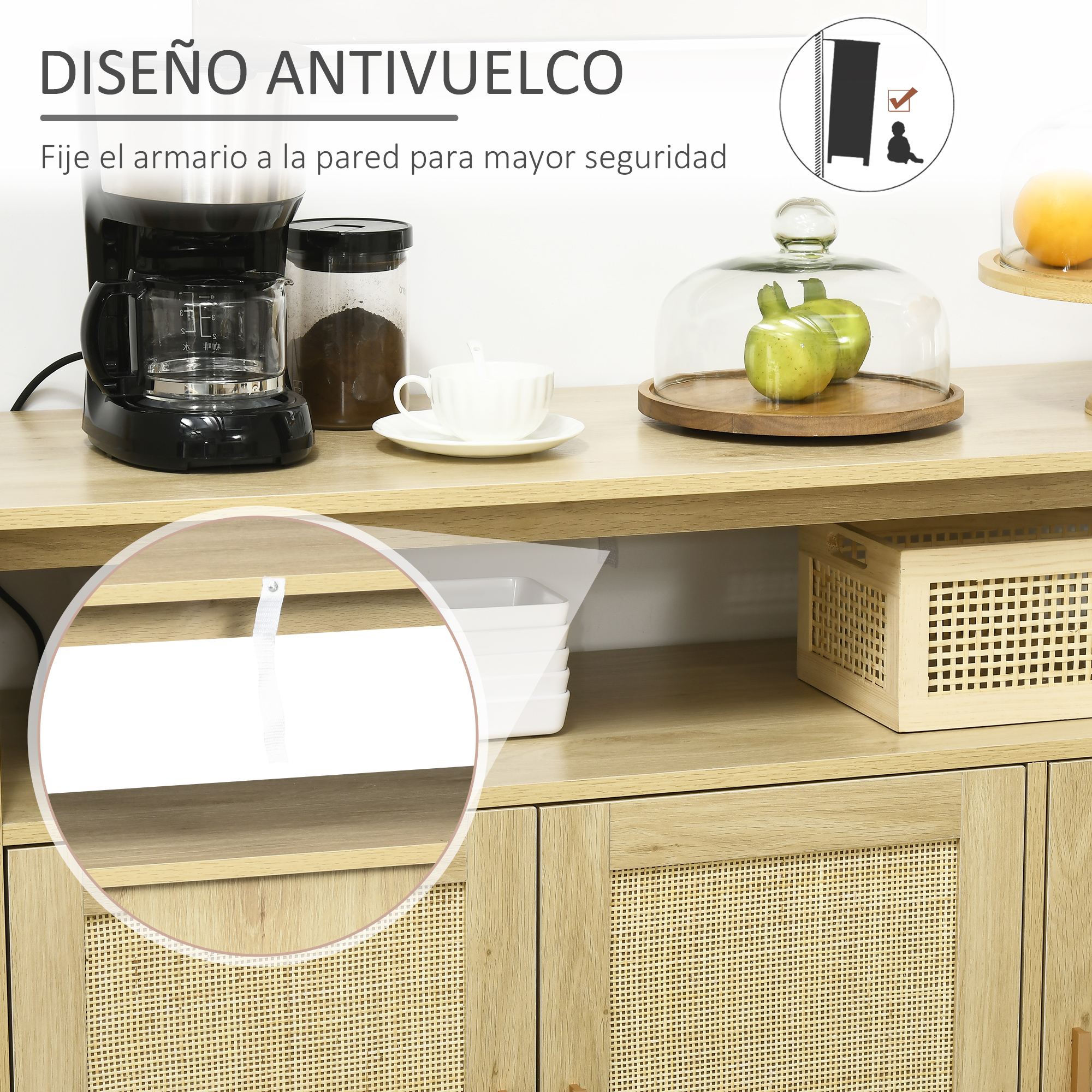 Cafetera, bote de café, taza y plato sobre un mueble de madera.