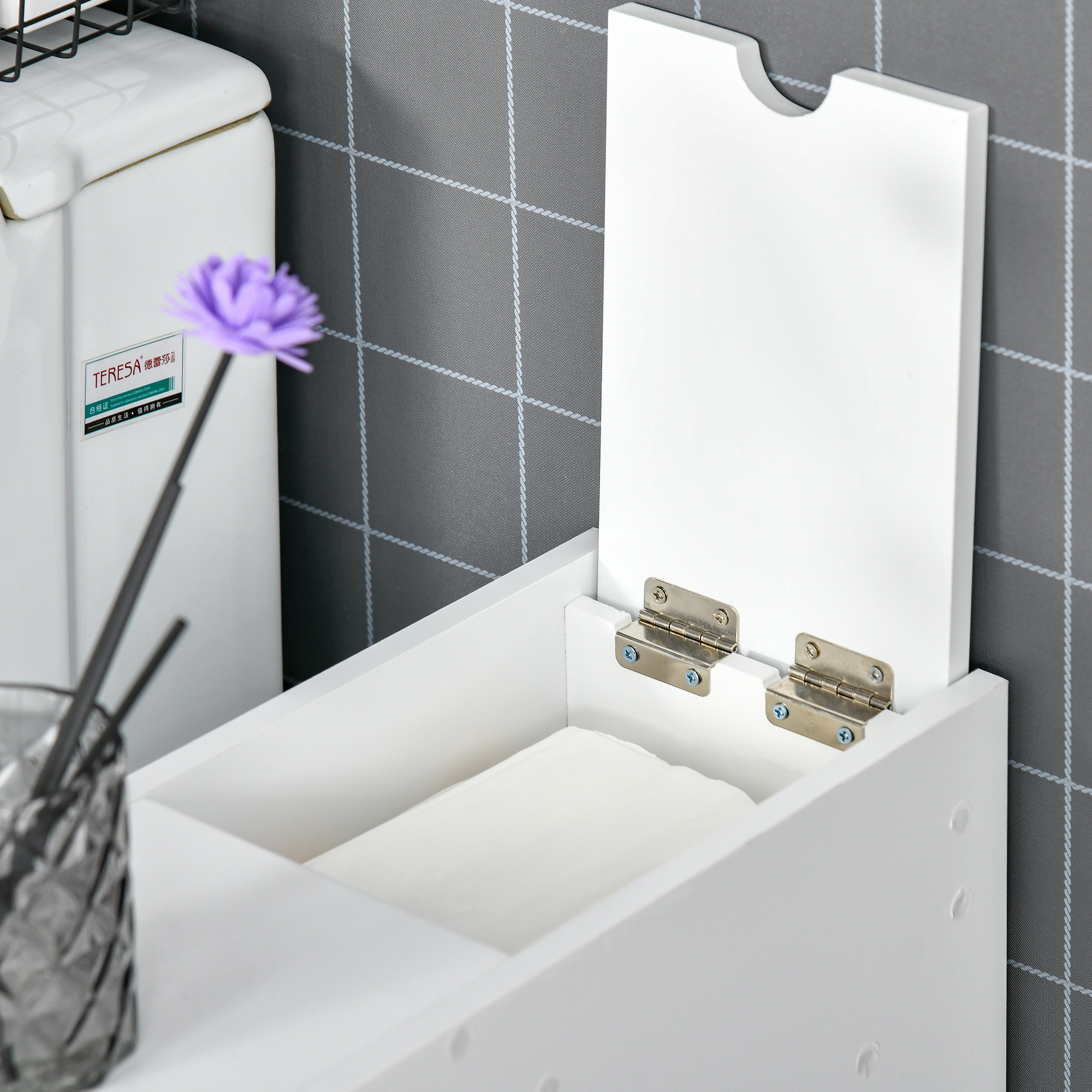 Caja de almacenamiento blanca con tapa abierta, llena de pañuelos blancos.