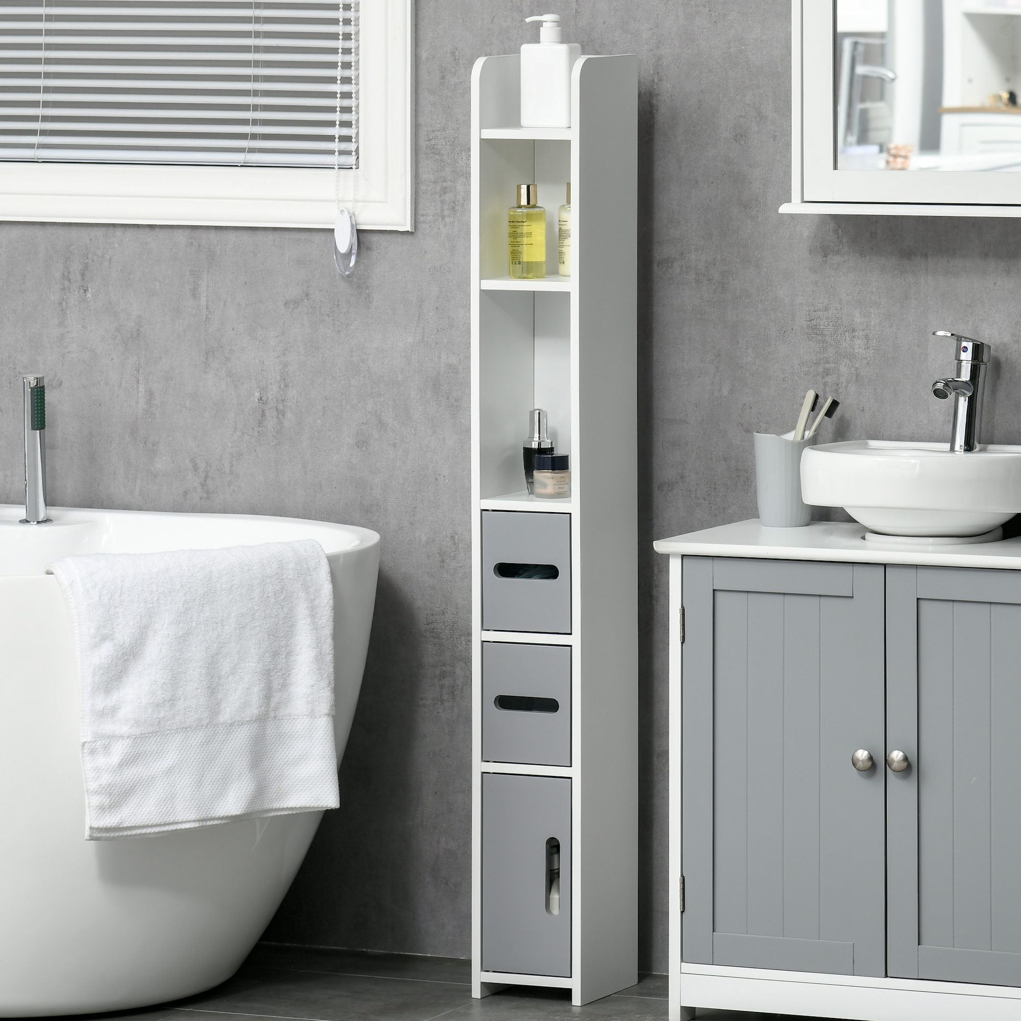 Un baño con bañera blanca, estante estrecho y tocador con espejo.